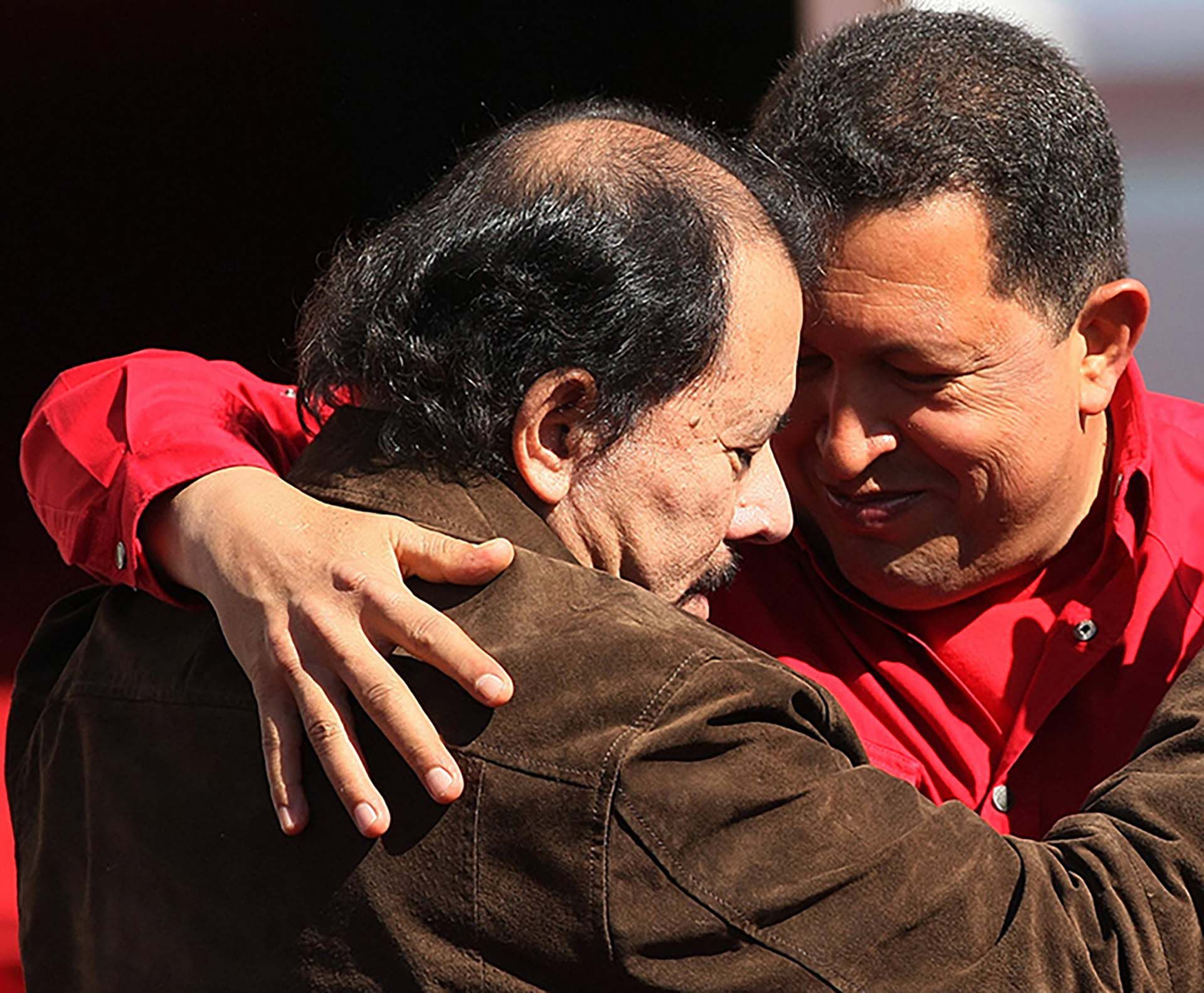 Enero de 2008. Daniel Ortega y Hugo Chávez se funden en un abrazo en el palacio de Miraflores, Caracas. (AFP)