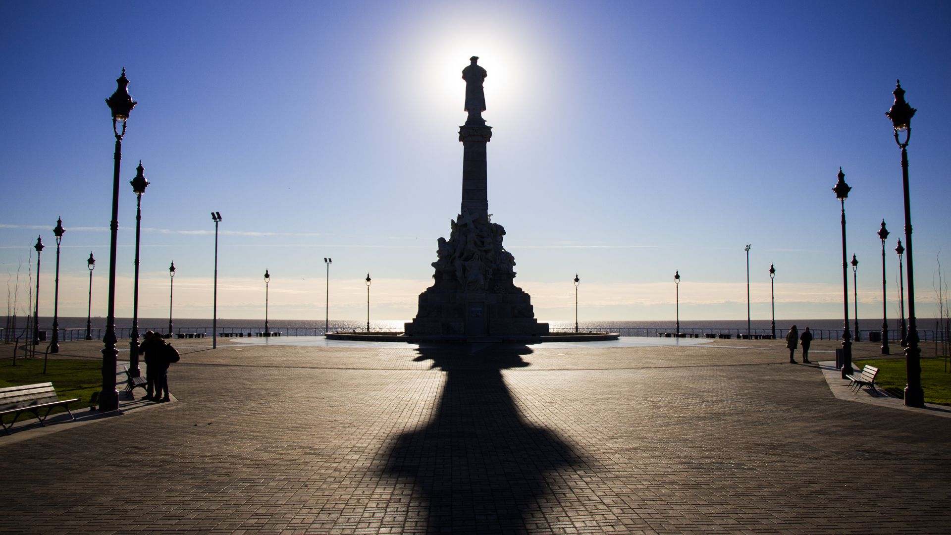 La estatua del navegante mira hacia el Río de Plata