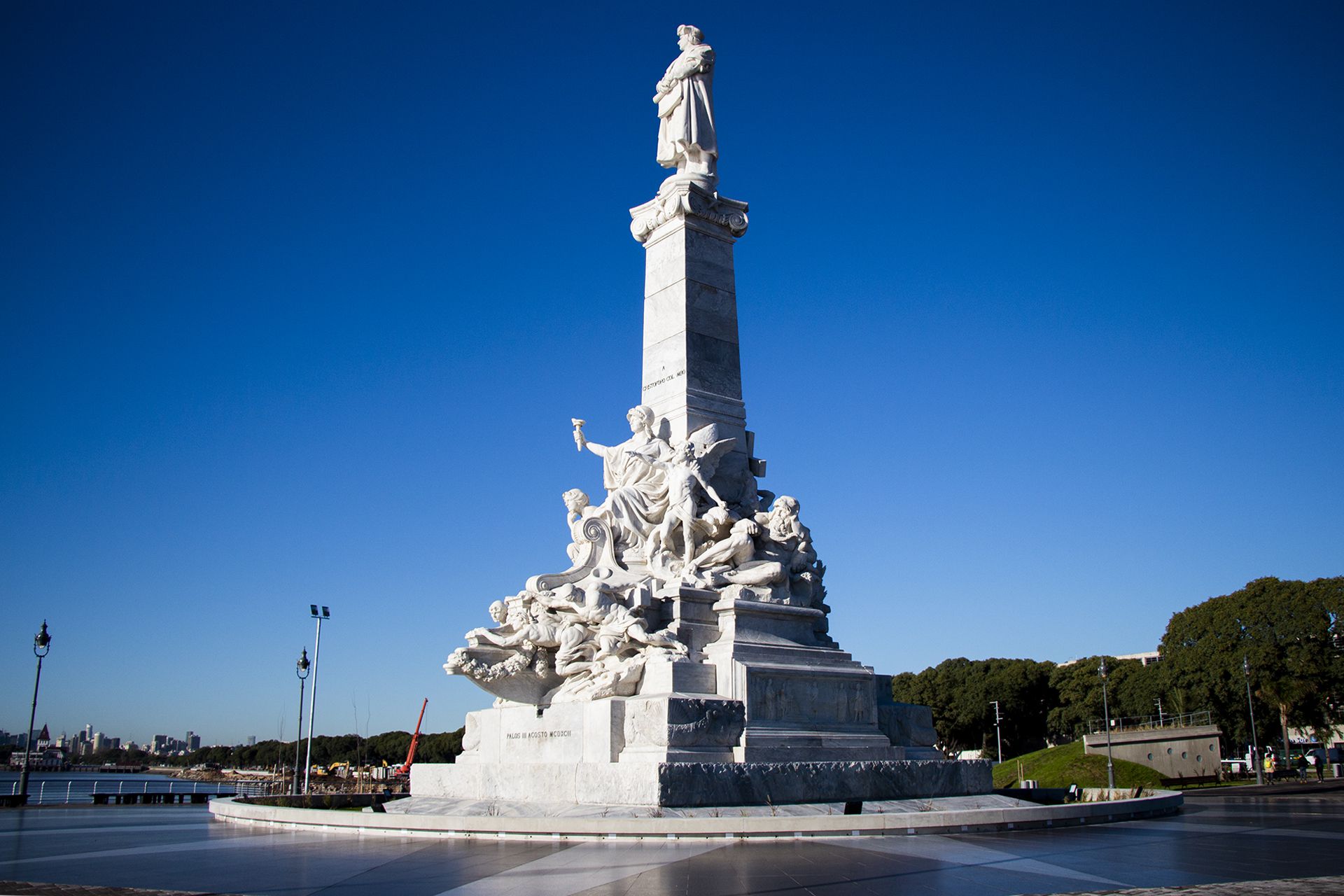 Así quedó el sitio donde está emplazado el monumento a Cristobal Colón. (Fotos: Thomas Khazki)