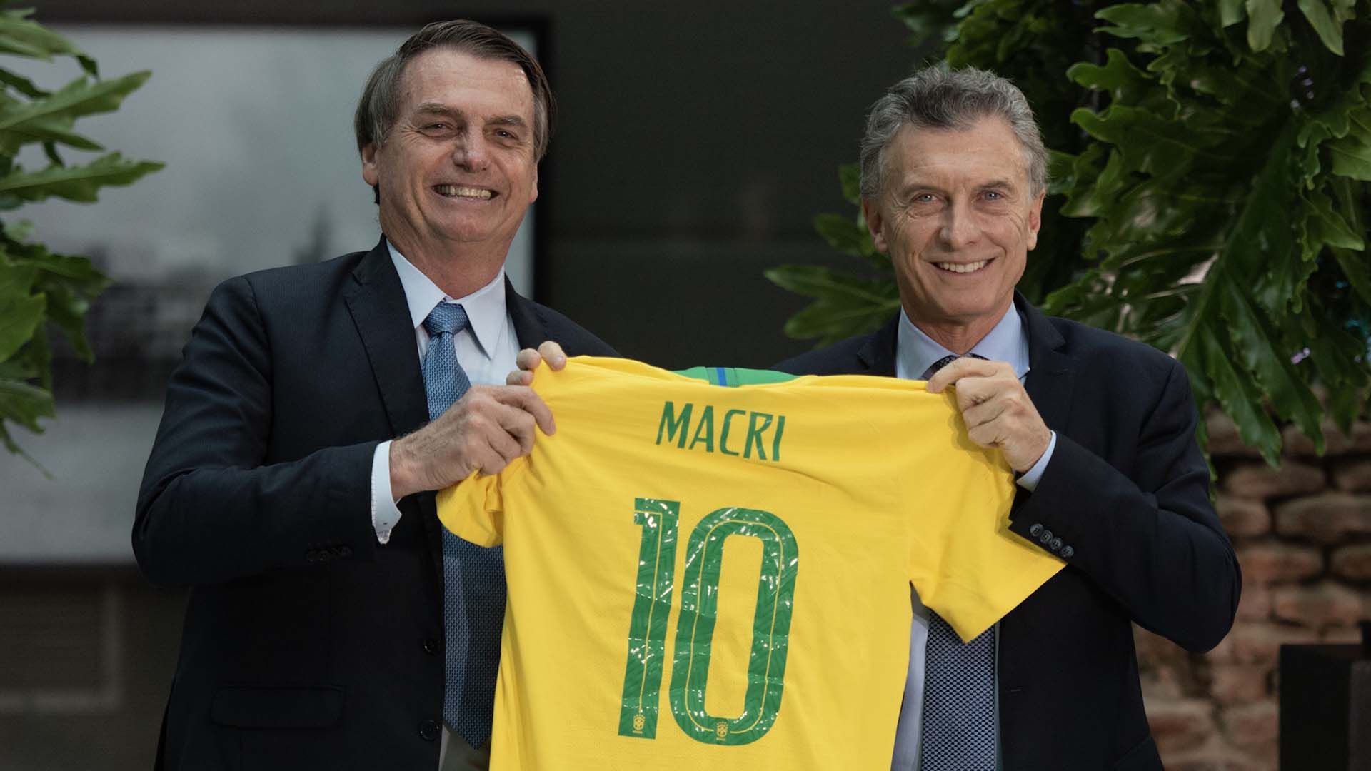 Bolsonaro le regaló a Macri la camiseta de la selección nacional