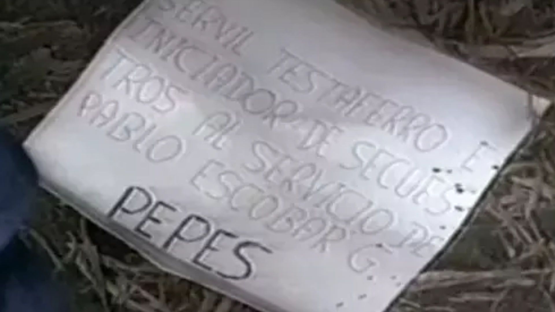 Carteles que dejaban ‘Los Pepes’ en cada asesinato que cometían, como una advertencia para Escobar y sus colaboradores.