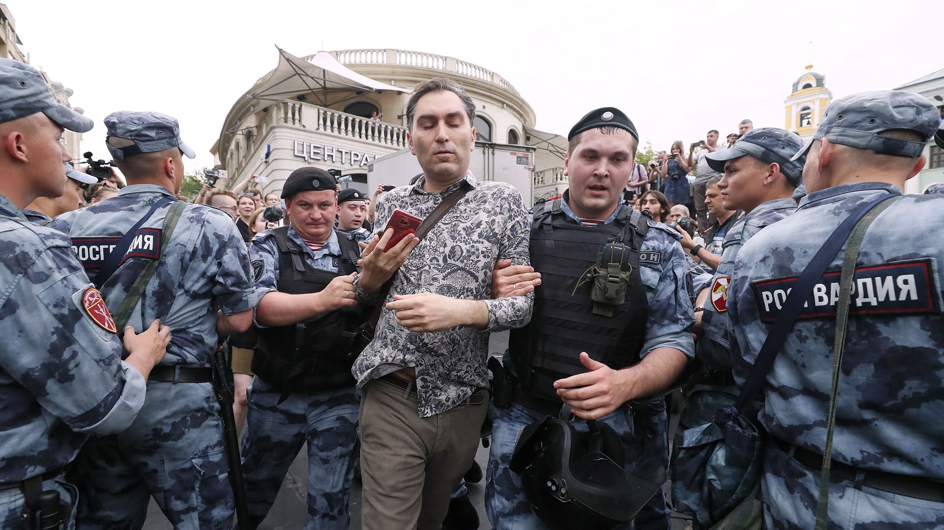 Miembros de la Guardia Nacional de Rusia detienen a un hombre (Reuters)