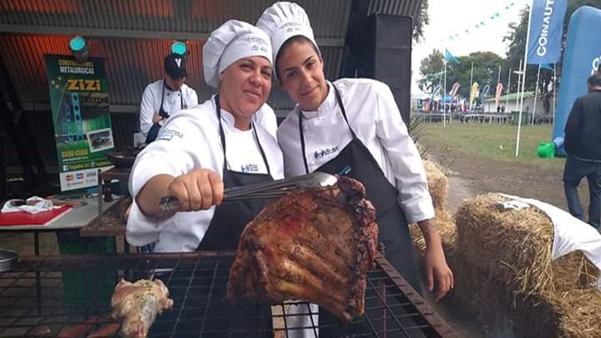 Laura Ferreyra y Maribel Zoccaliz participaron en la final de un concurso de asadores en Santa Fe el mes pasado