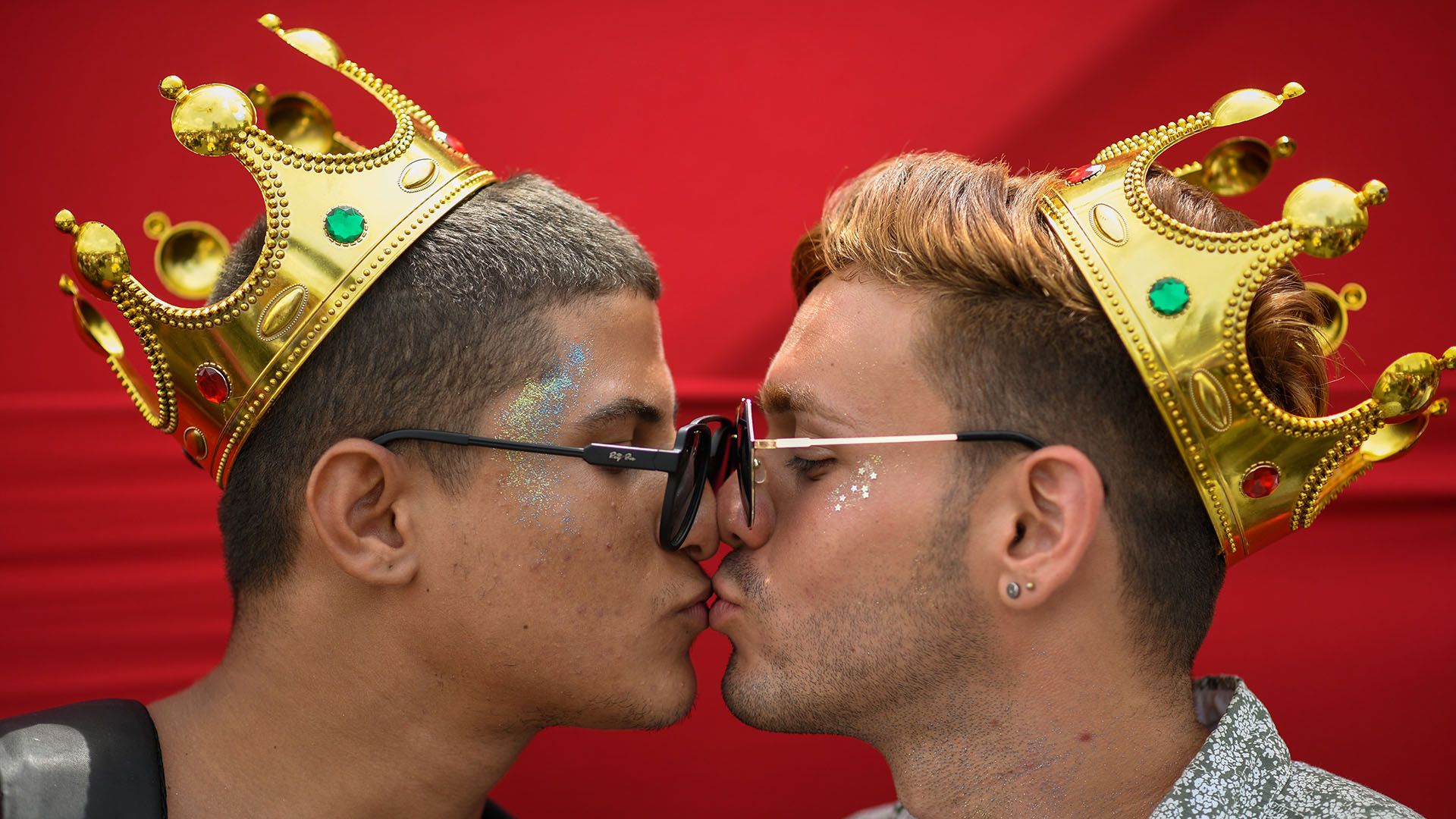 Dos hombres se besan durante la Marcha del Orgullo Gay en Caracas. (Federico PARRA / AFP)