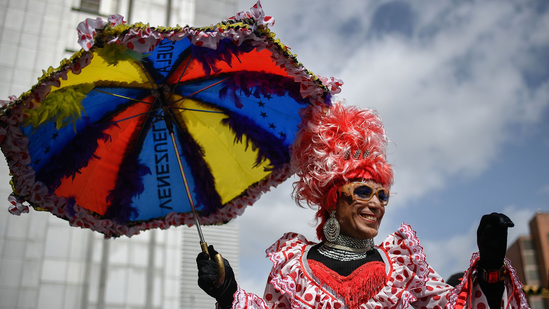 Una persona disfrazada en la Marcha del Orgullo Gay de Caracas. (Federico PARRA / AFP)