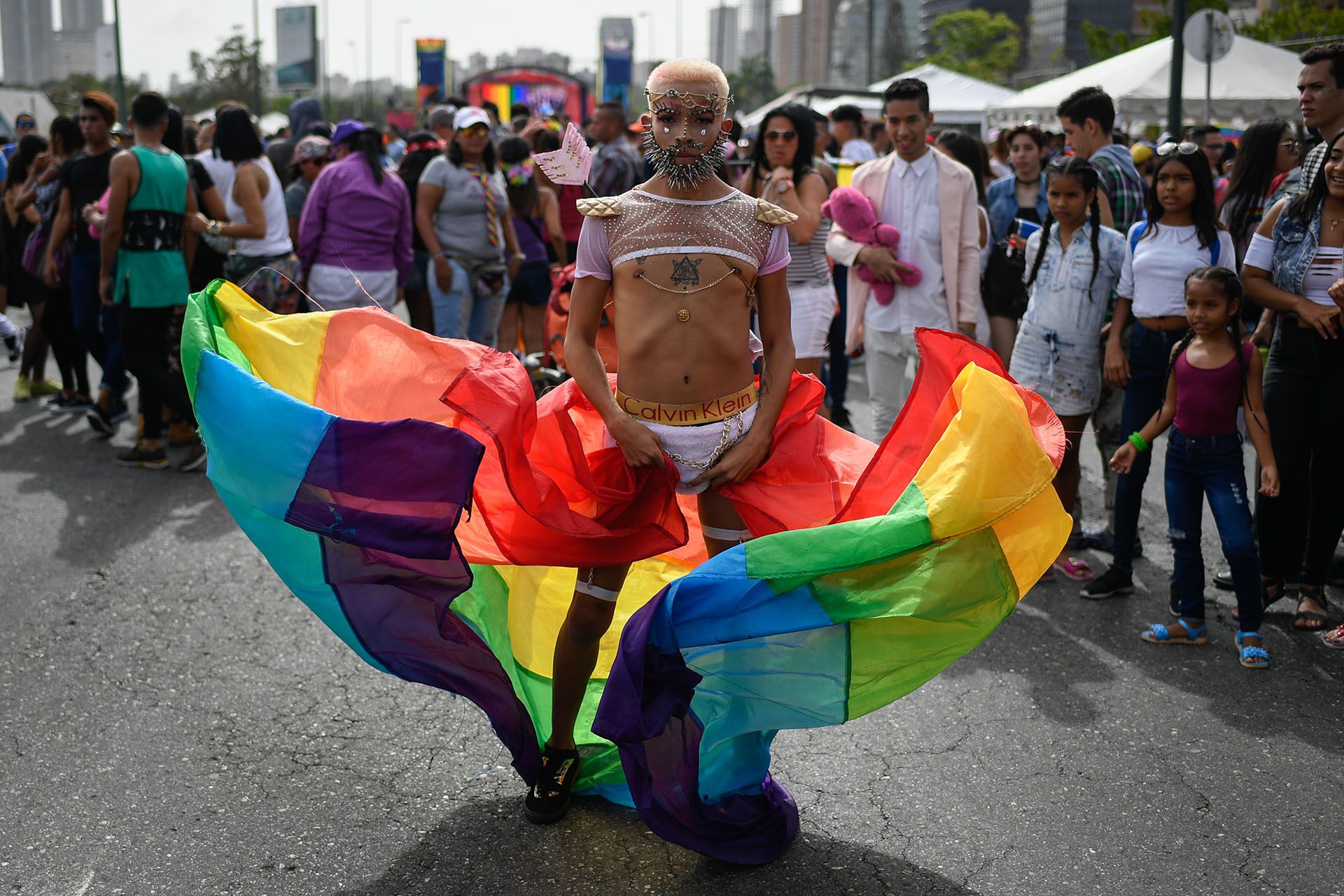 Miles de miembros de la comunidad LGBTI de Venezuela aprovecharon este domingo la marcha en Caracas por el Orgullo Gay para reclamar, nuevamente, la promulgación del matrimonio igualitario (Federico PARRA / AFP)