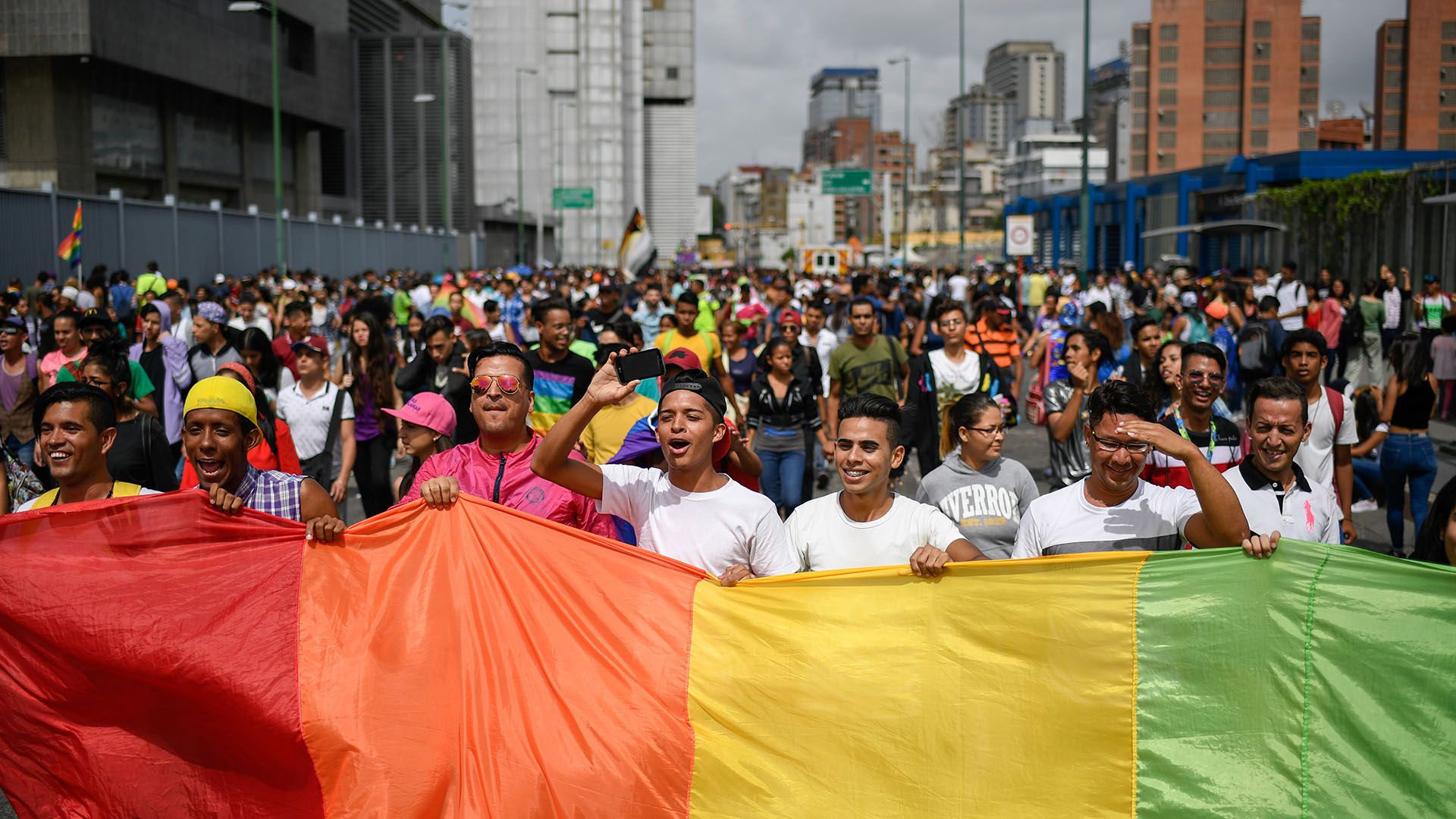 Miles de personas participaron del 19º Desfile del Orgullo Gay en el centro de Caracas el 30 de junio de 2019. (Federico PARRA / AFP)