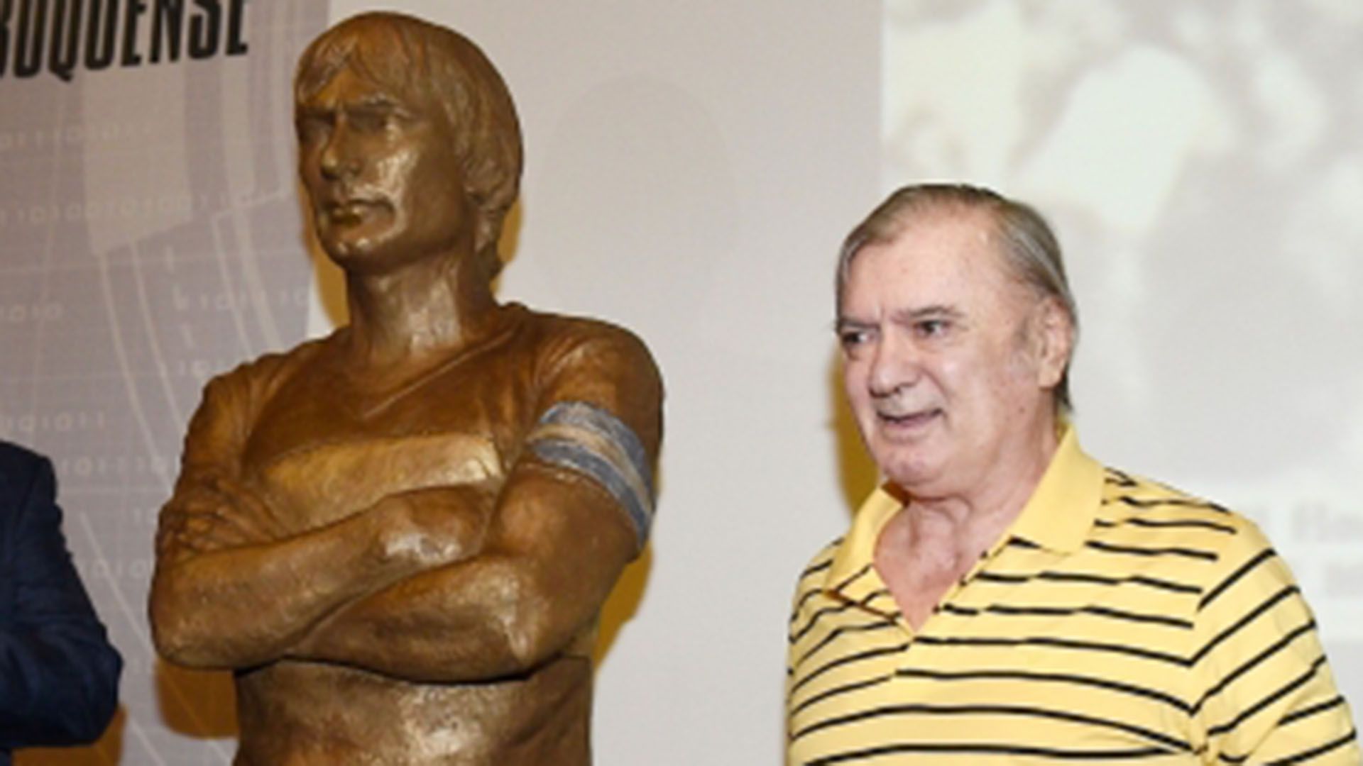 Rubén Suñé junto a su estatua (Boca Juniors)