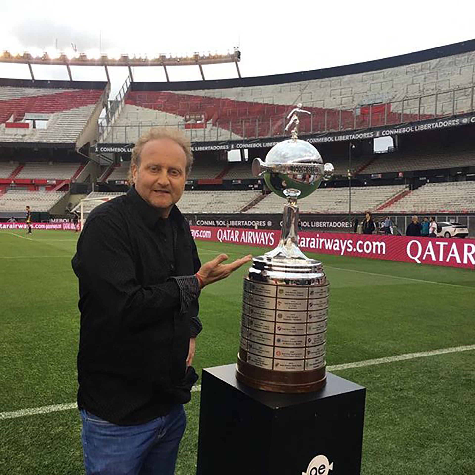 El periodista posa con la Copa Libertadores en la cancha de River (@sergiogendler)