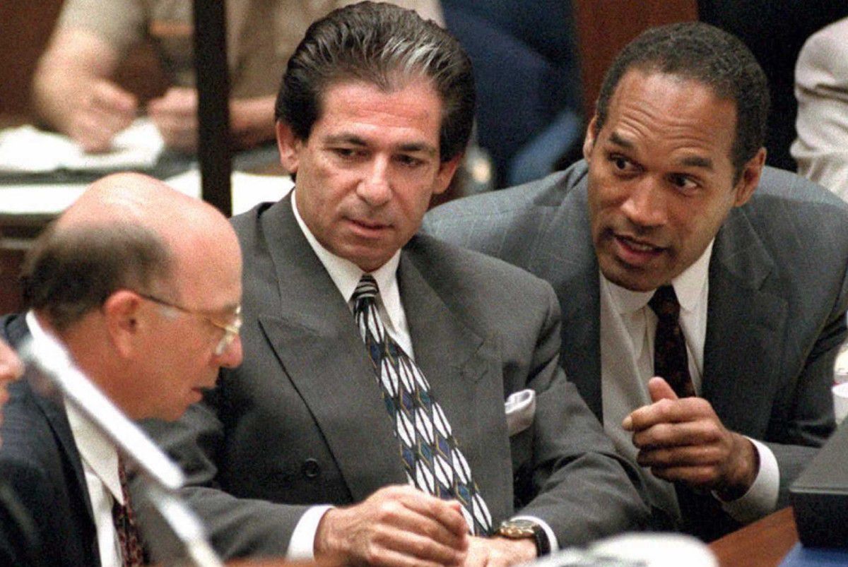 Robert Kardashian (en el centro de la imagen) representó en el juicio a su amigo O.J. Simpson (a la izquierda) a quien declararon inocente (Foto: archivo)