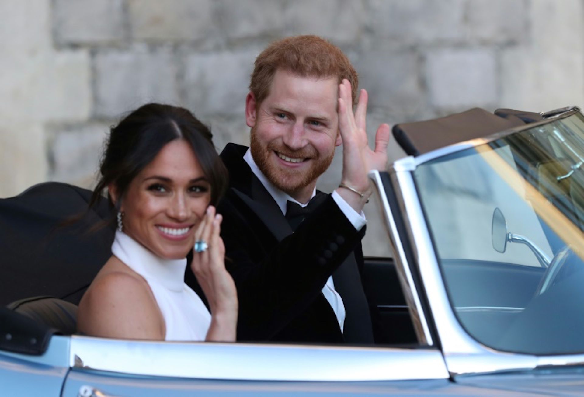 El príncipe Harry y su esposa Meghan Markle, duques de Sussex, abandonan el castillo en Windsor el 19 de mayo de 2018  para festejar su enlace en una recepción nocturna en Frogmore House