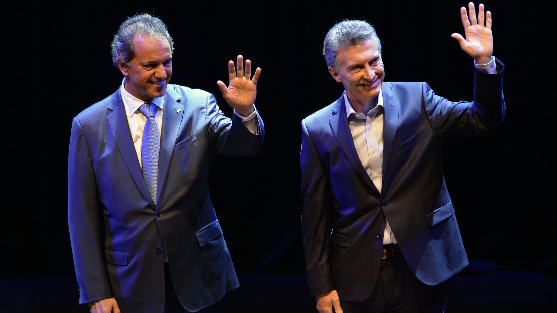 Mauricio Macri y Daniel Scioli en el debate presidencial del 2015 (NA)