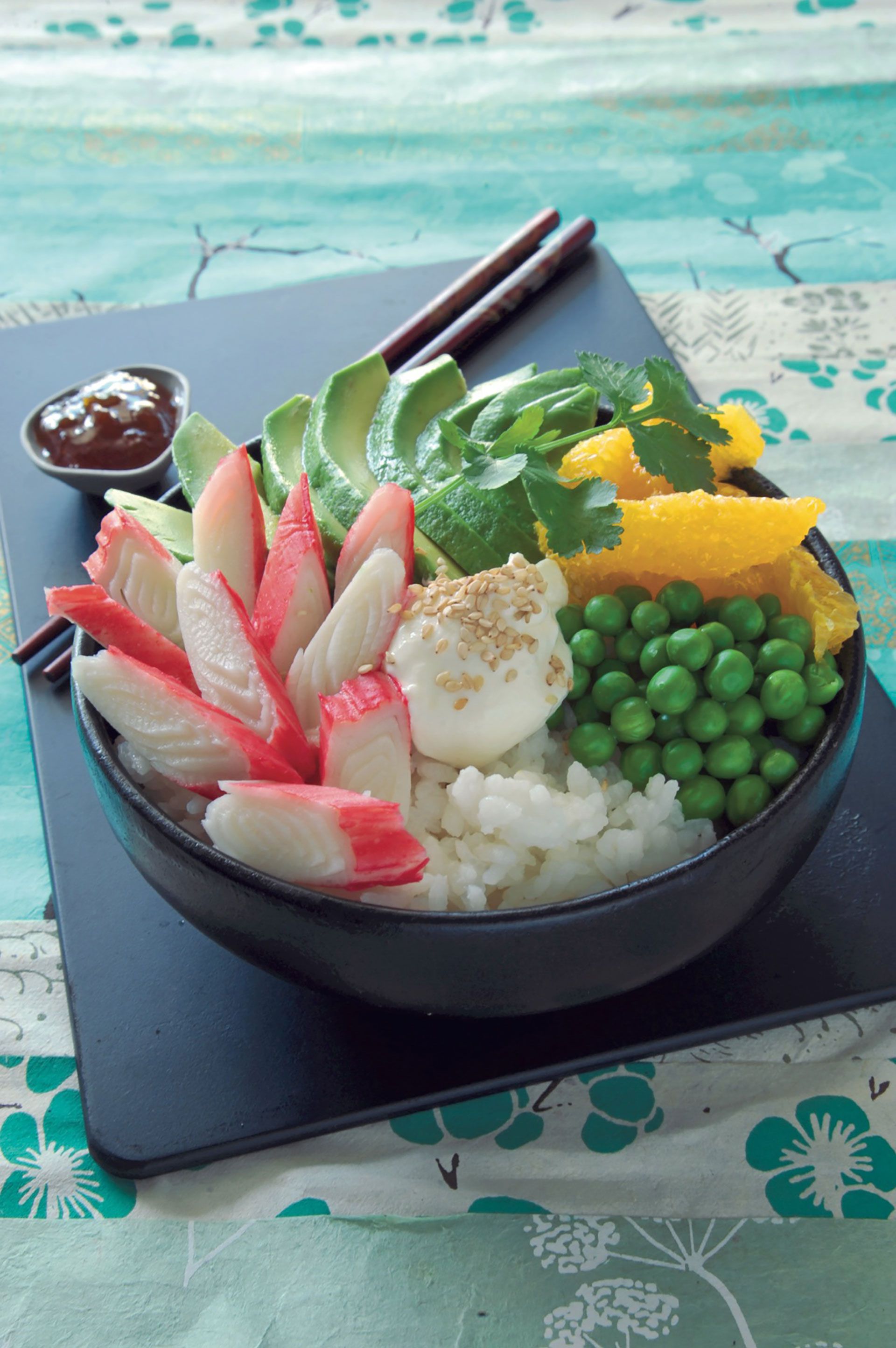 Sushi bowl con kanikama ahumado
