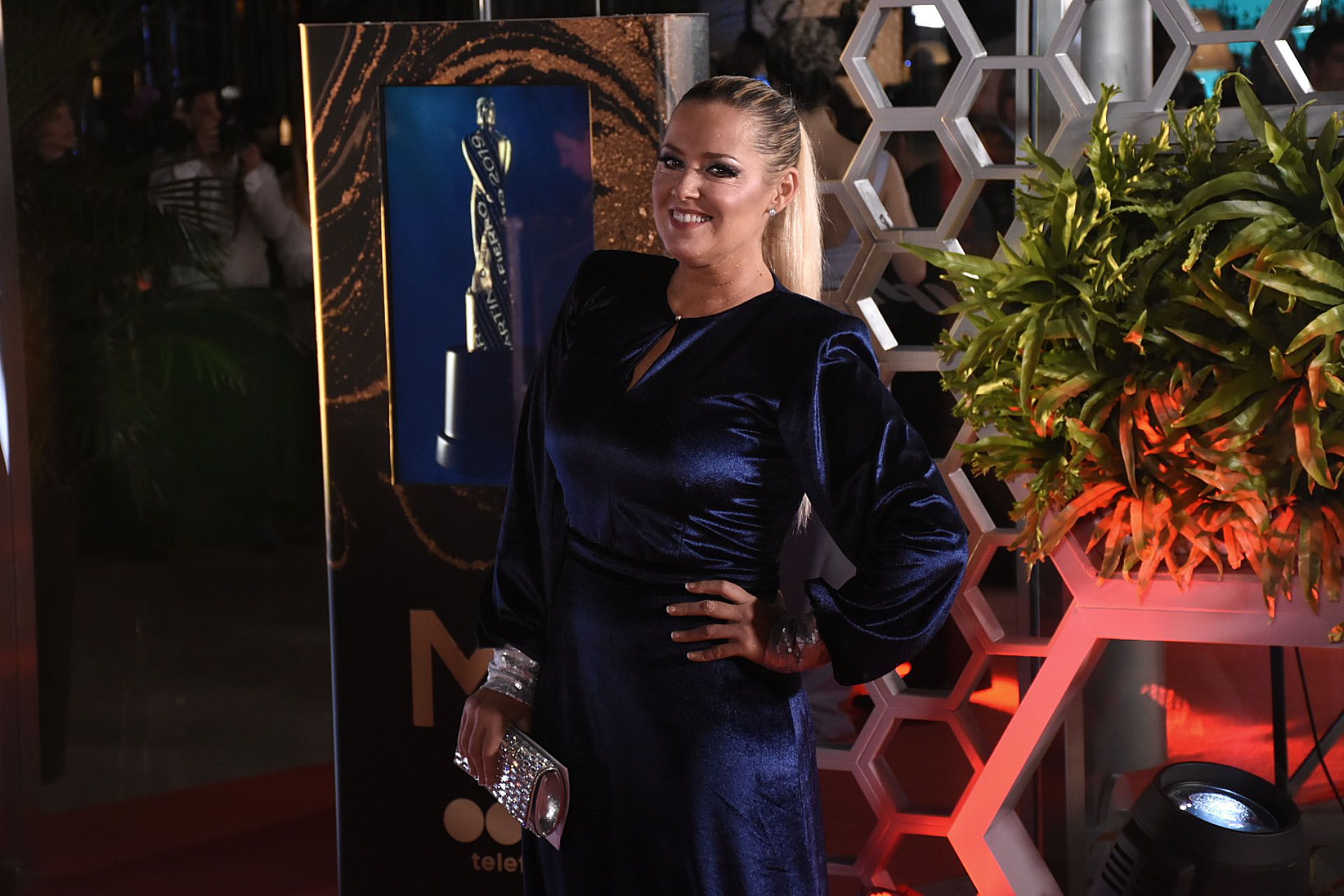Pilar Smith, periodista del canal que emite los premios eligió un vestido de chiffón en color azul noche de Paula Pellegrini