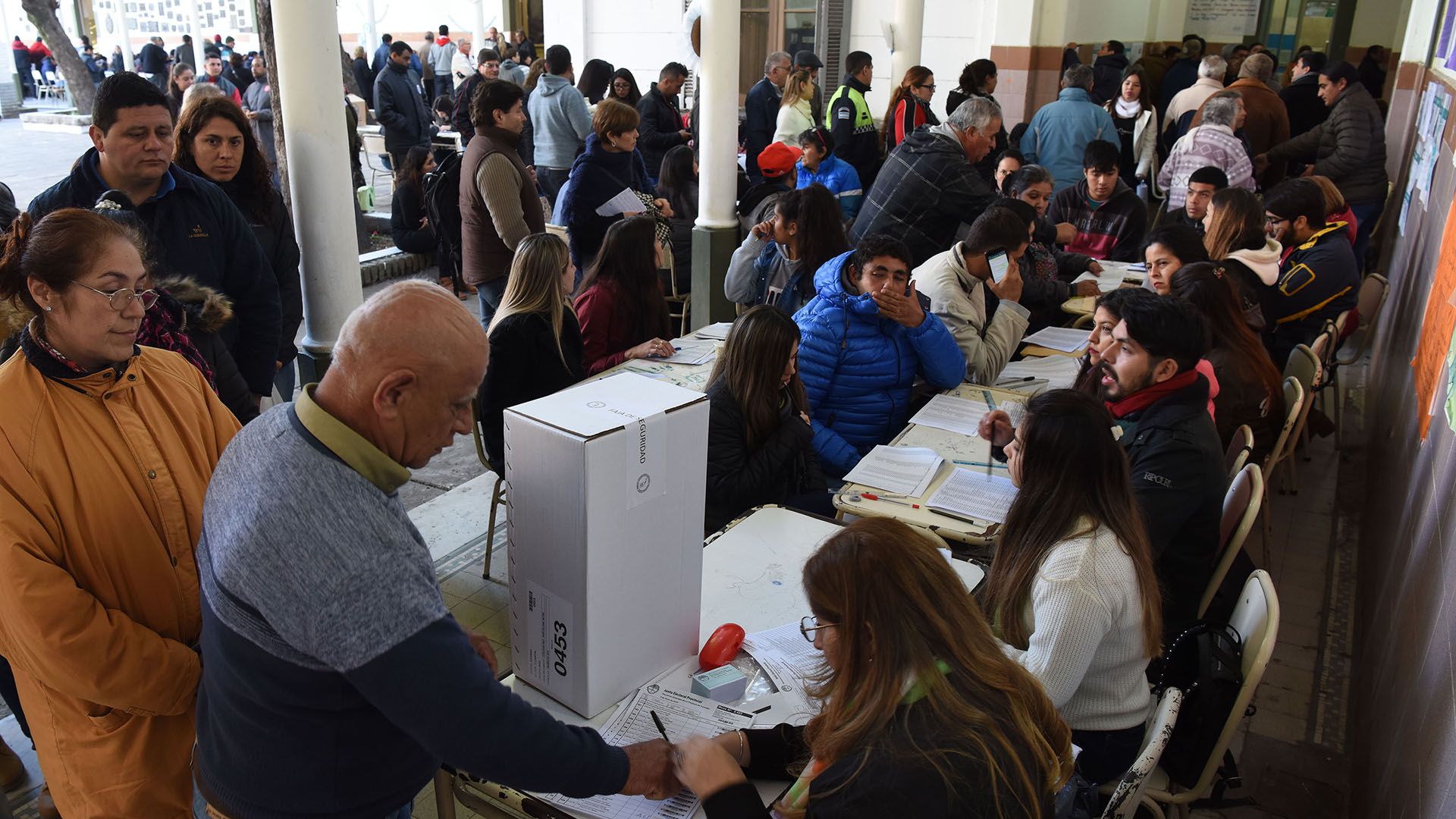 Durante la mañana hubo larguísimas colas en las escuelas para poder votar (Nicolas Nuñez)