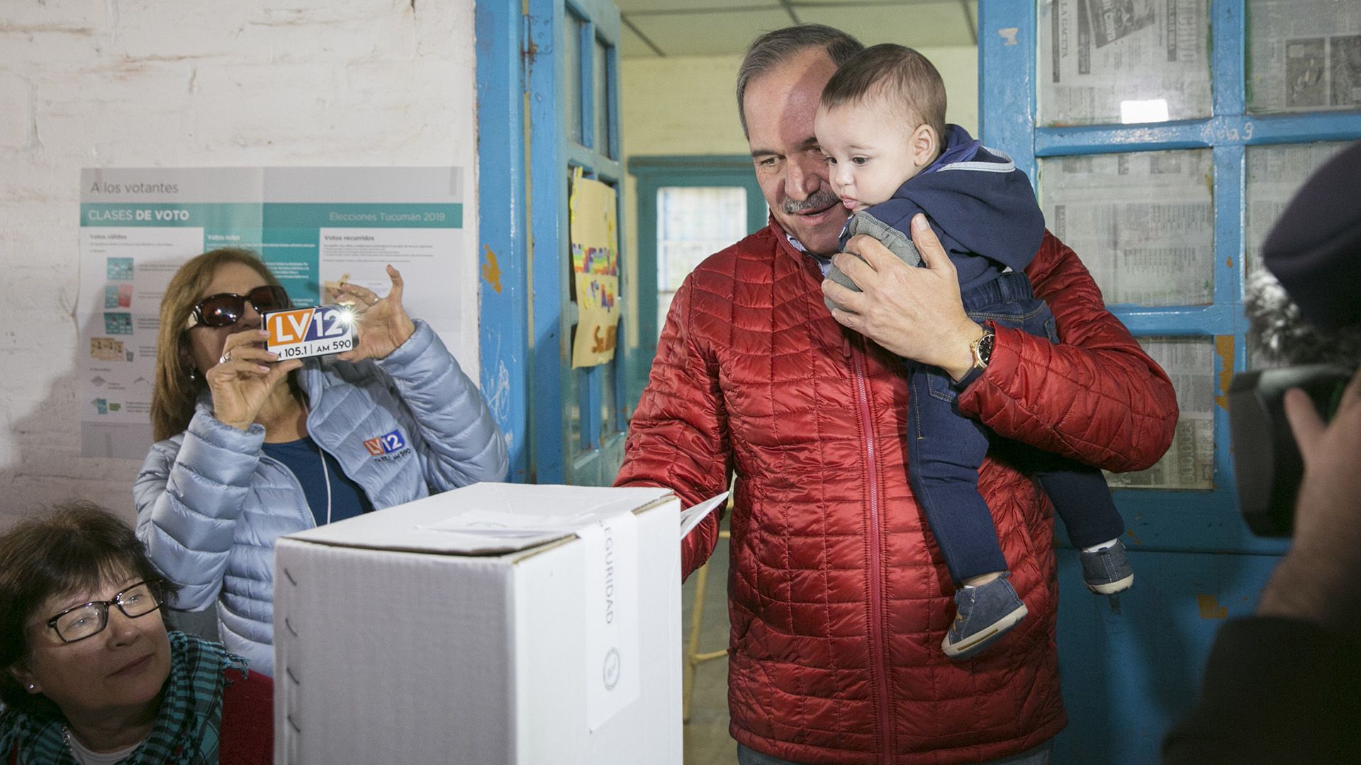 El voto de José Alperovich, junto a uno de sus ocho nietos (Adrian Lugones)