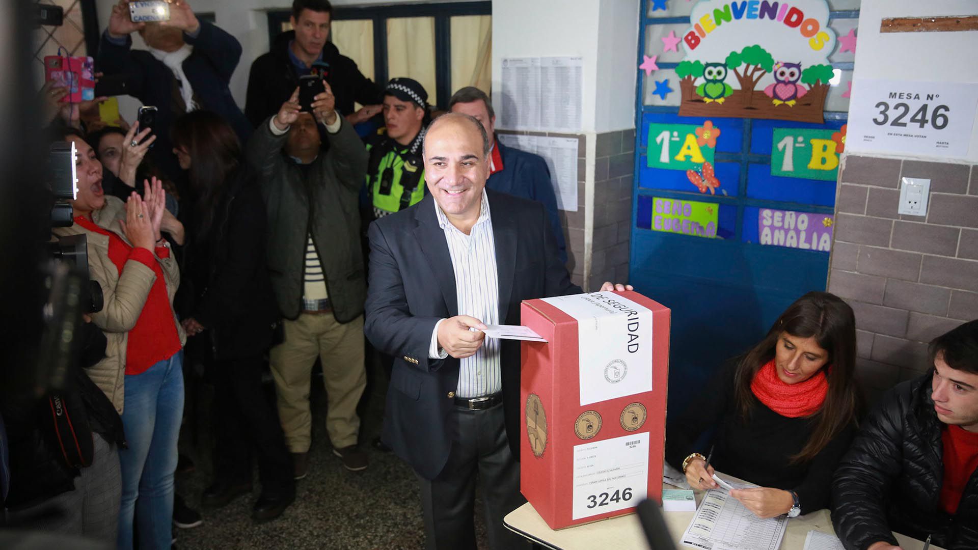 El voto del gobernador de Tucumán, Juan Manzur (Nicolas Nuñez)