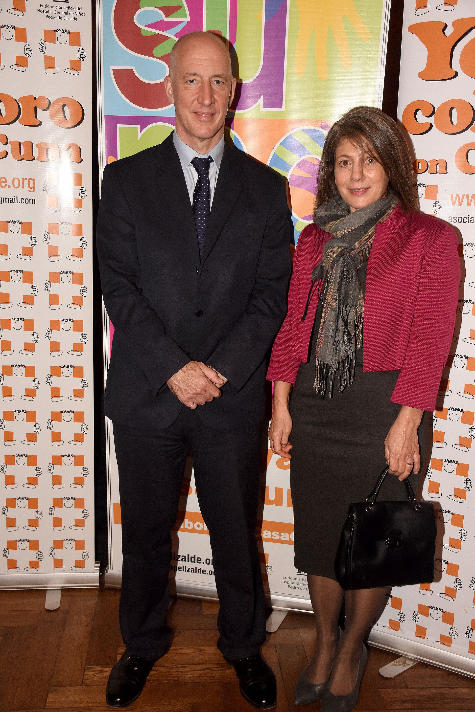 El embajador británico Mark Kent junto a su mujer, Martine Delogne, estuvieron entre los invitados