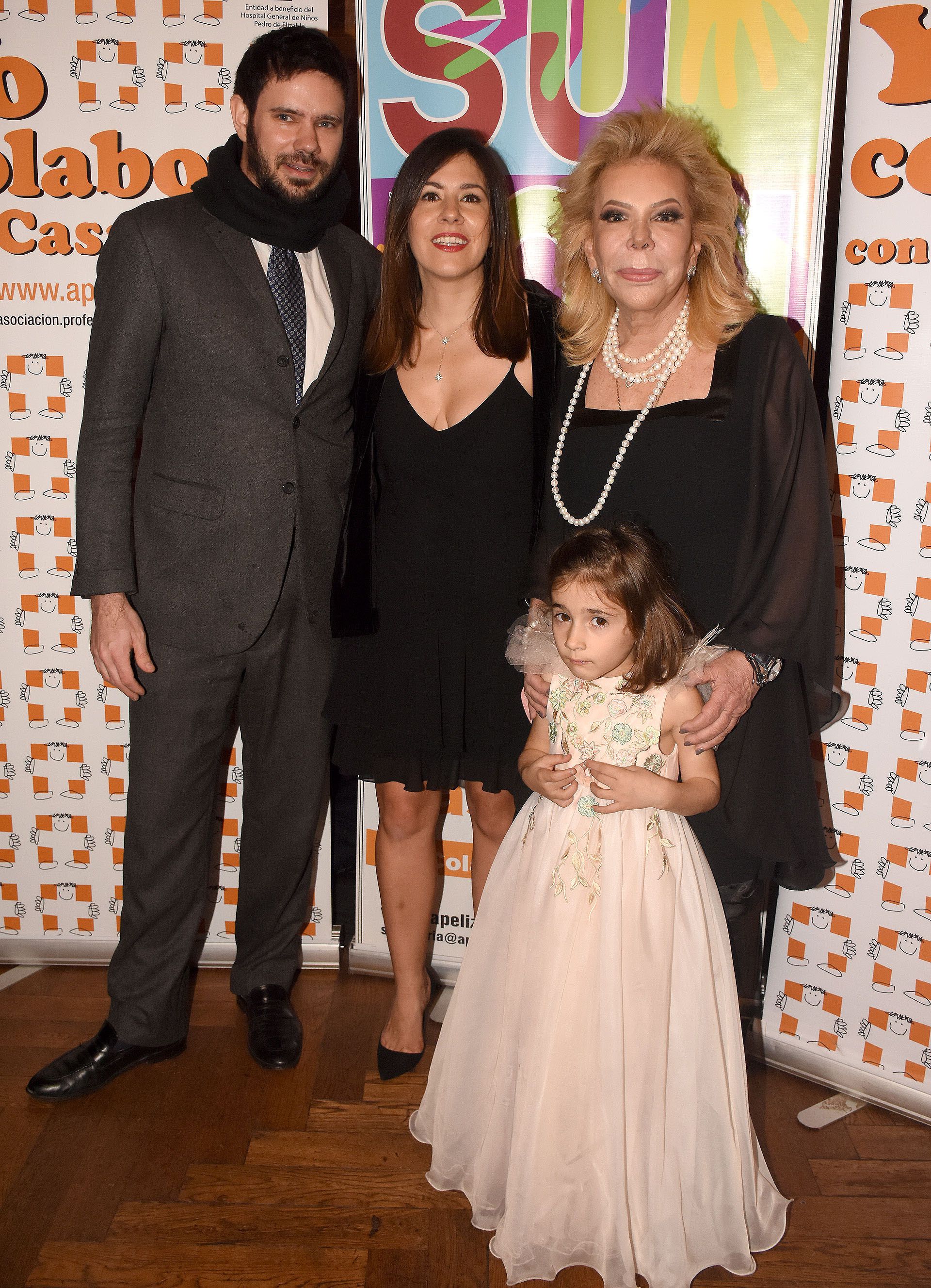 Marina Dodero, junto a su hija Carmin, su yerno y nieta