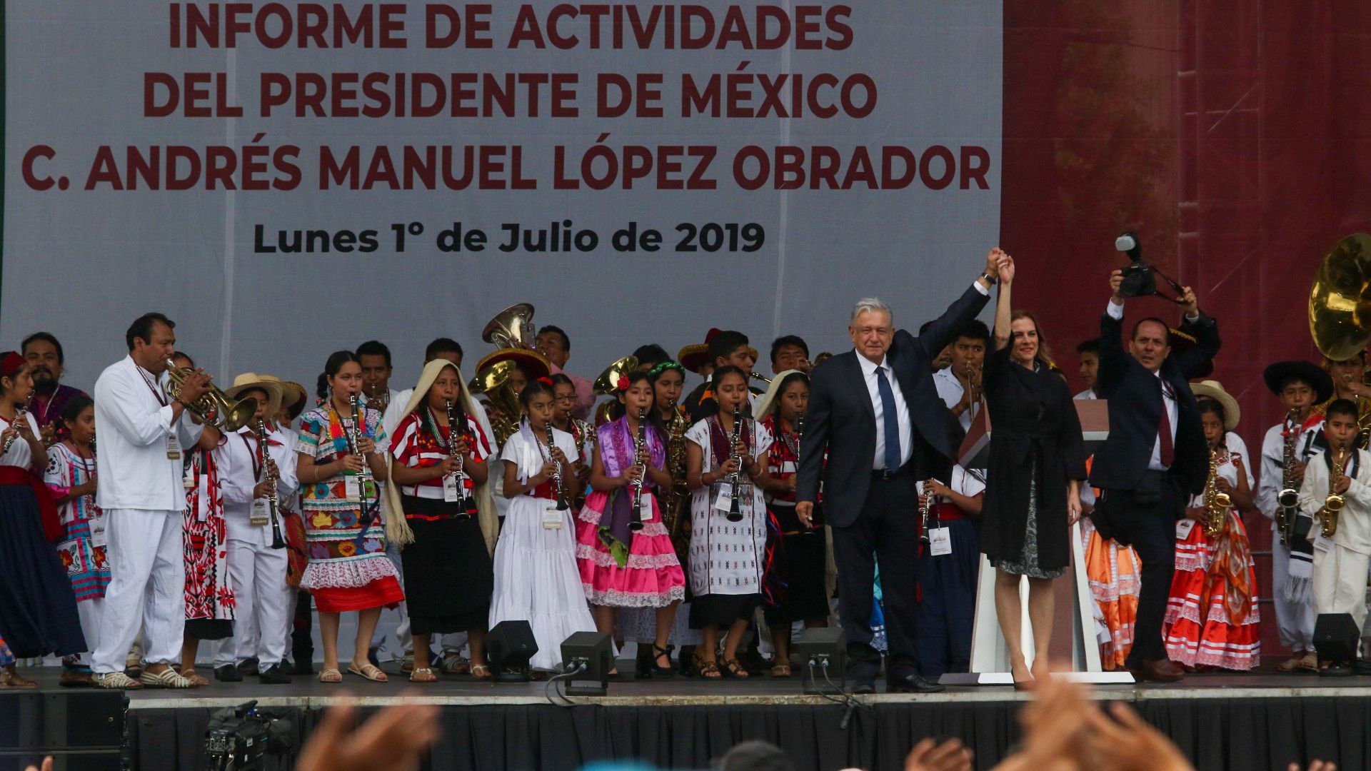 López Obrador, frente a sus seguidores antes de rendir un “informe” de sus primeros siete meses al mando del país (Foto: Cuartoscuro)