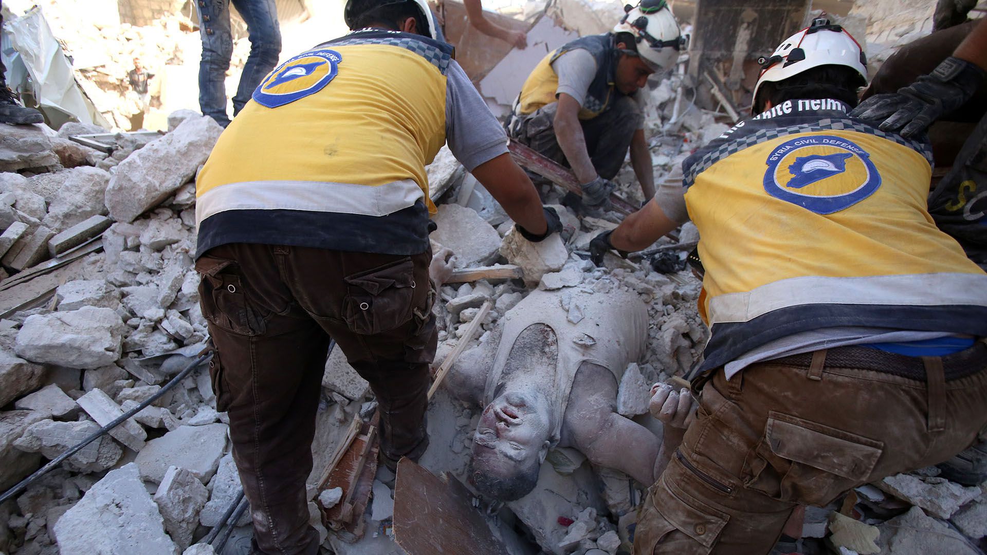Un hombre yacía sin vida sobre la calzada llena de escombros. El régimen de Bashar al Assad y su aliado ruso han intensificado desde fines de abril sus bombardeos en la provincia de Idlib y áreas adyacentes en otras limítrofes, como Alepo, Hama y Lataquia (AFP)