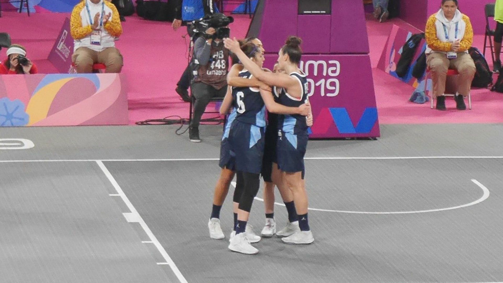 El equipo femenino de básquet 3×3 cayó ante EEUU en la final y se quedo con la plata (@PrensaCOA)