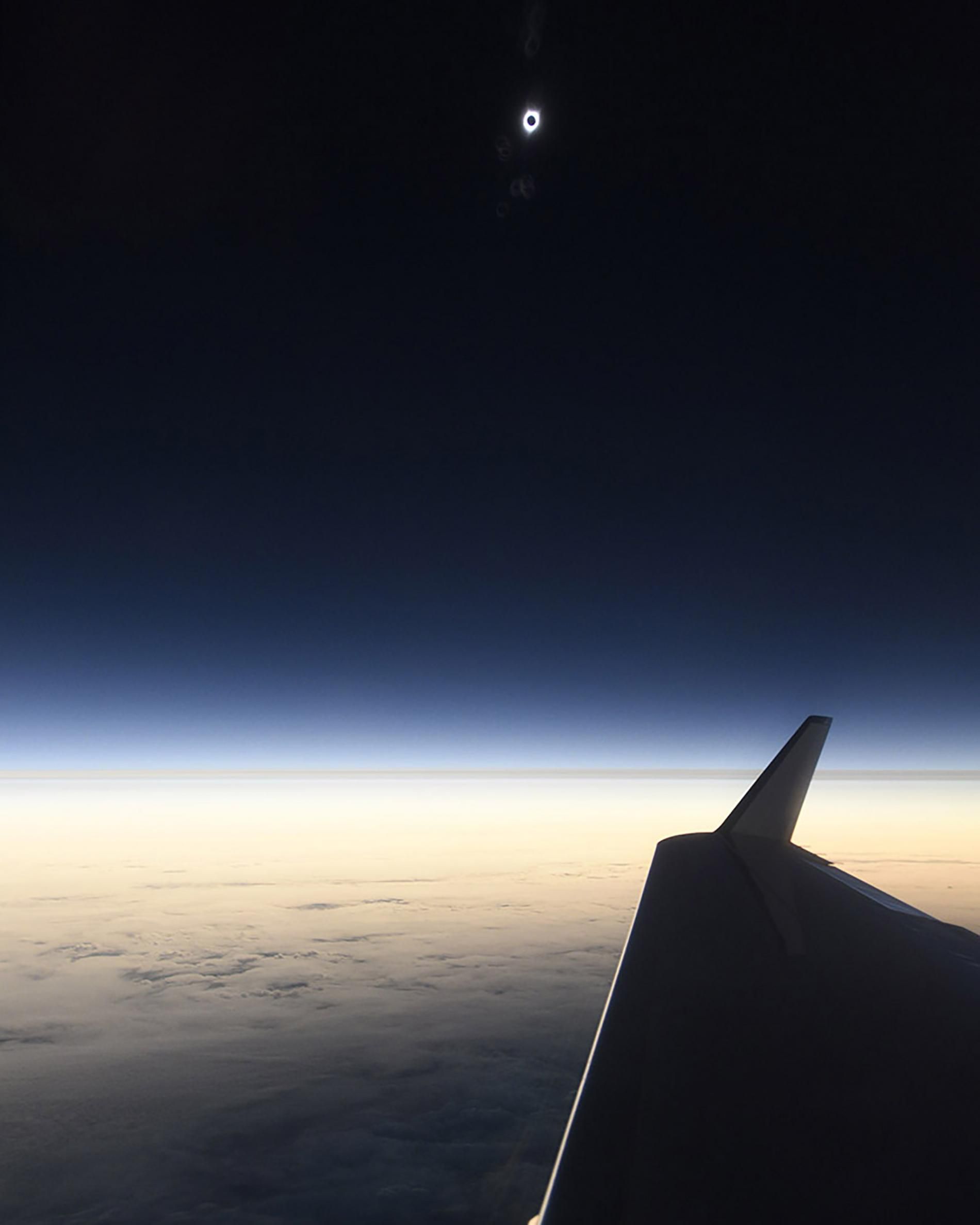 Esta foto es de los primeros vistazos del eclipse solar total del 2017 capturada por el fotógrafo de National Geographic Babak Tafreshi en un avión por encima del Pacífico en el momento en el que comenzó el eclipse. (Babak Tafreshi)