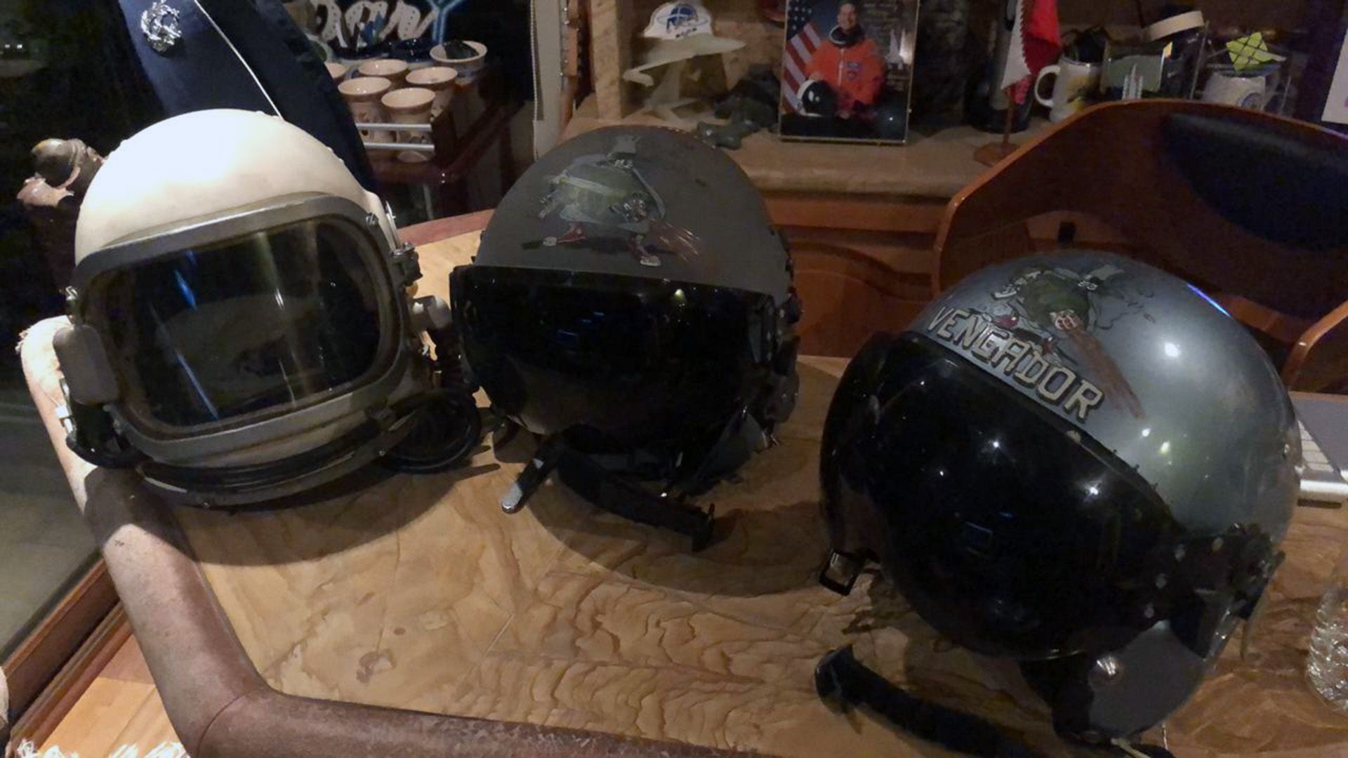 Los cascos de las misiones que aún conserva en su casa