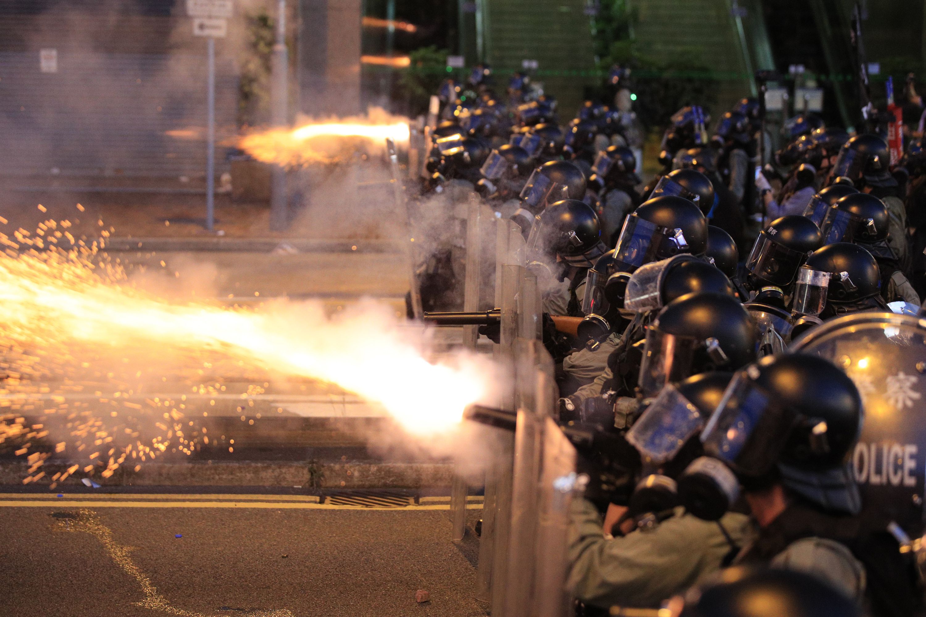 La policía dispara bombas de gas en Hong Kong sobre los ciudadanos que protestan (Jeff Cheng/HK01 via AP)