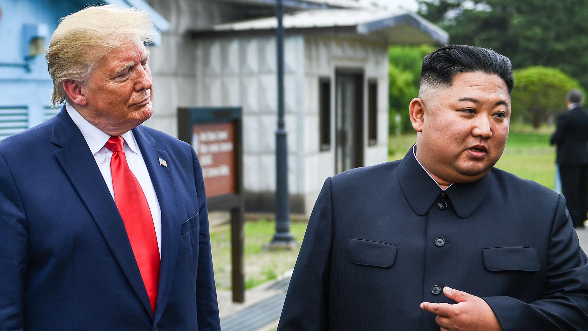 Trump y Kim Jong-un en la zona desmilitarziada que separa las dos Coreas (AFP)