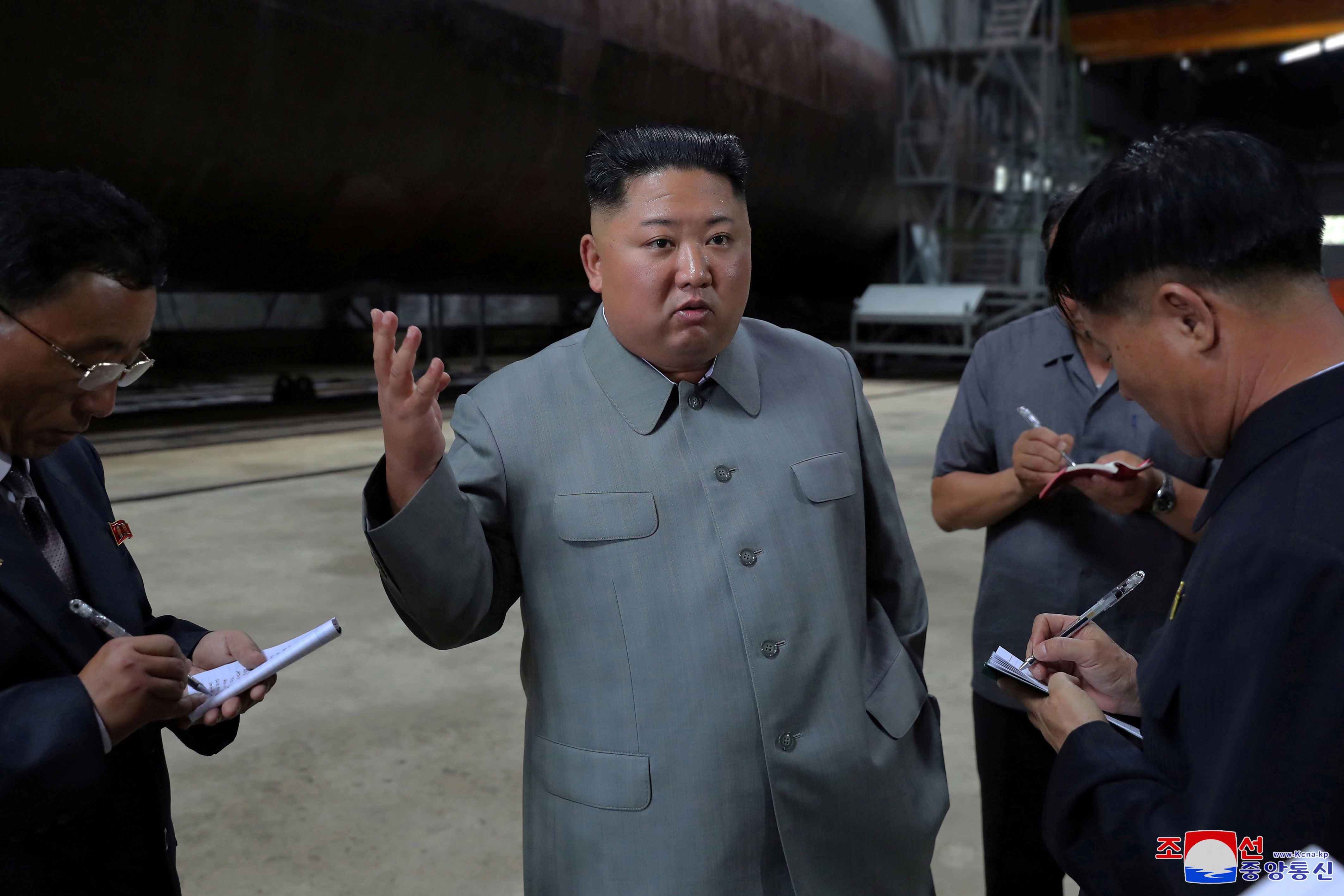 El dictador de Corea del Norte Kim Jong-un durante una visita a una fabrica de submarinos on, North Korea (KCNA via REUTERS)
