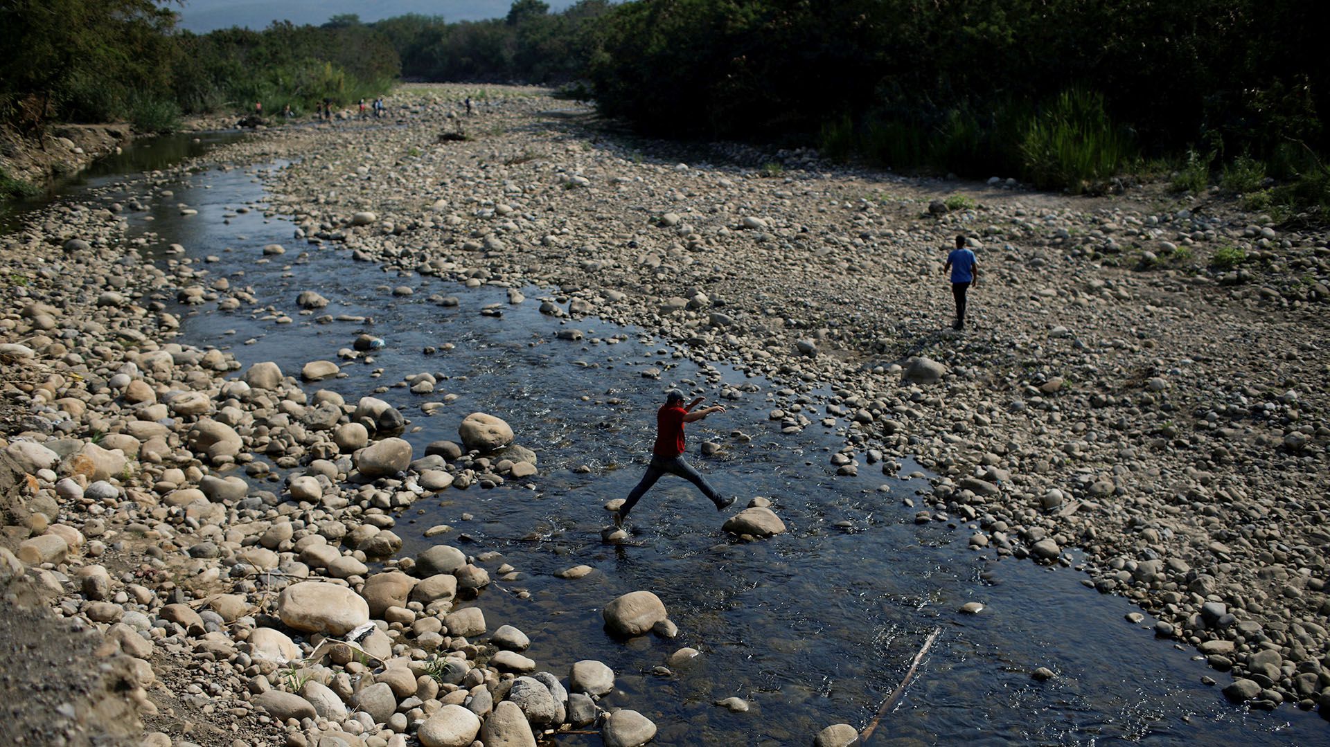 Venezolanos cruzan el río Táchira para llegar ilegalmente a Colombia (Reuters/ Marco Bello)