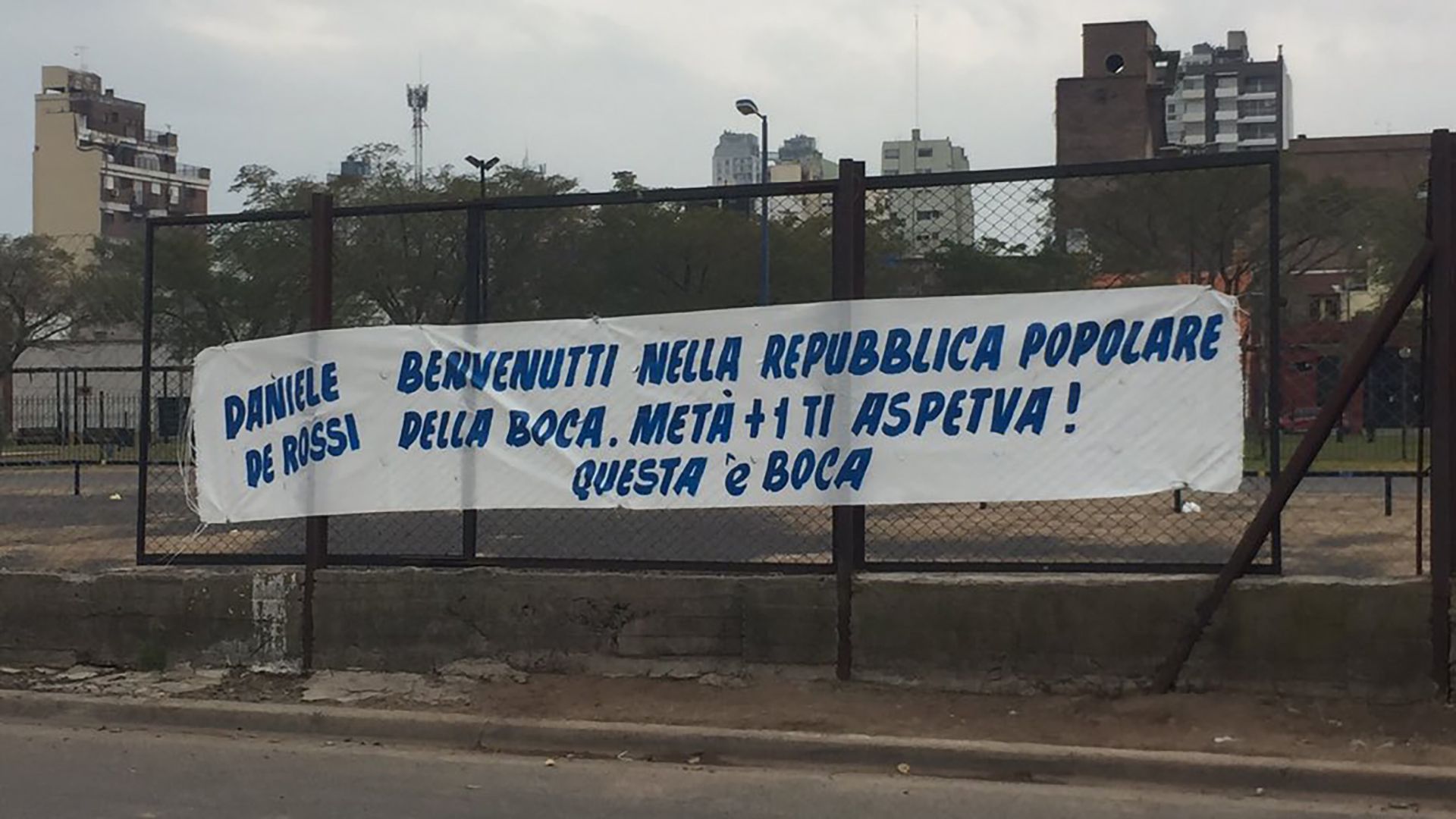 La pancarta que ya está colgada en los alrededores de la Bombonera (@SANGREXENEIZE)