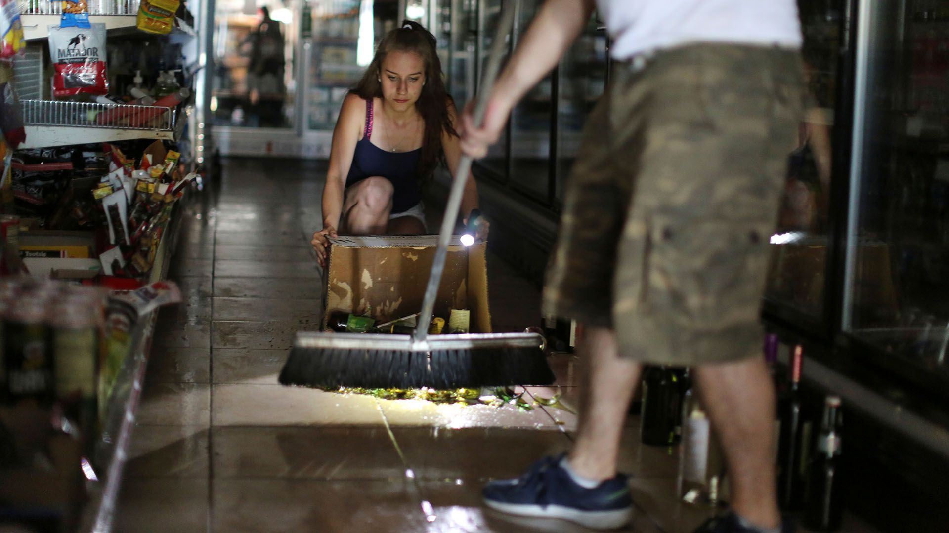 Dos personas limpian los destrozos por los terremotos (REUTERS/David McNew)