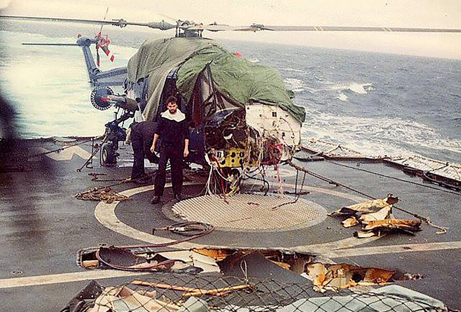 Los daños en la cubierta y el helicóptero Sea Lynk