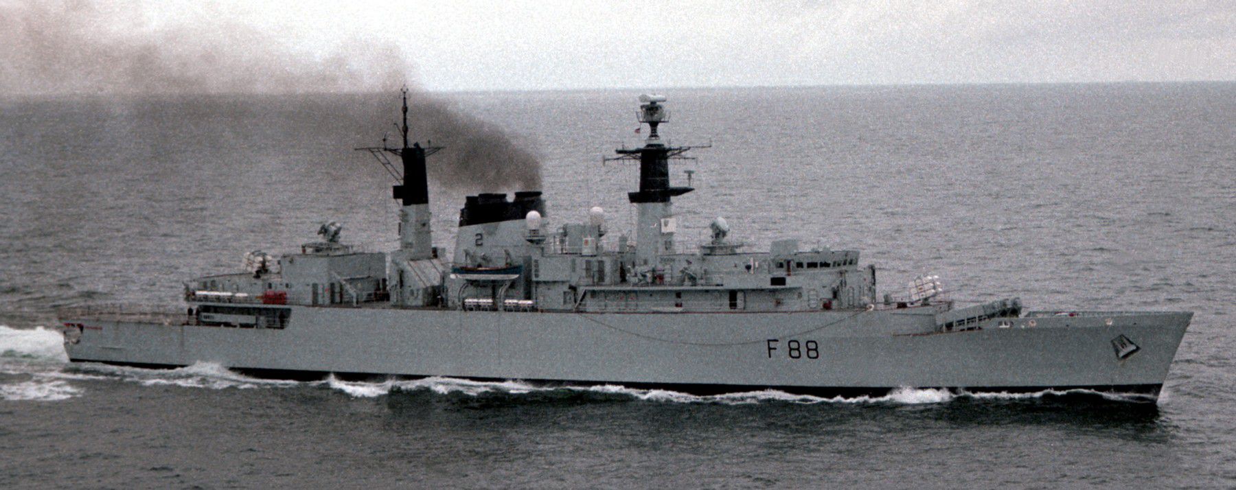 La fragata misilística Tipo 22 HMS Broadsword estaba equipada con los Sea Wolf que alcanzaban una distancia de 15 km.  En 1995 fue adquirida por la marina brasileña que la rebautizó con el nombre de Greenhalgh