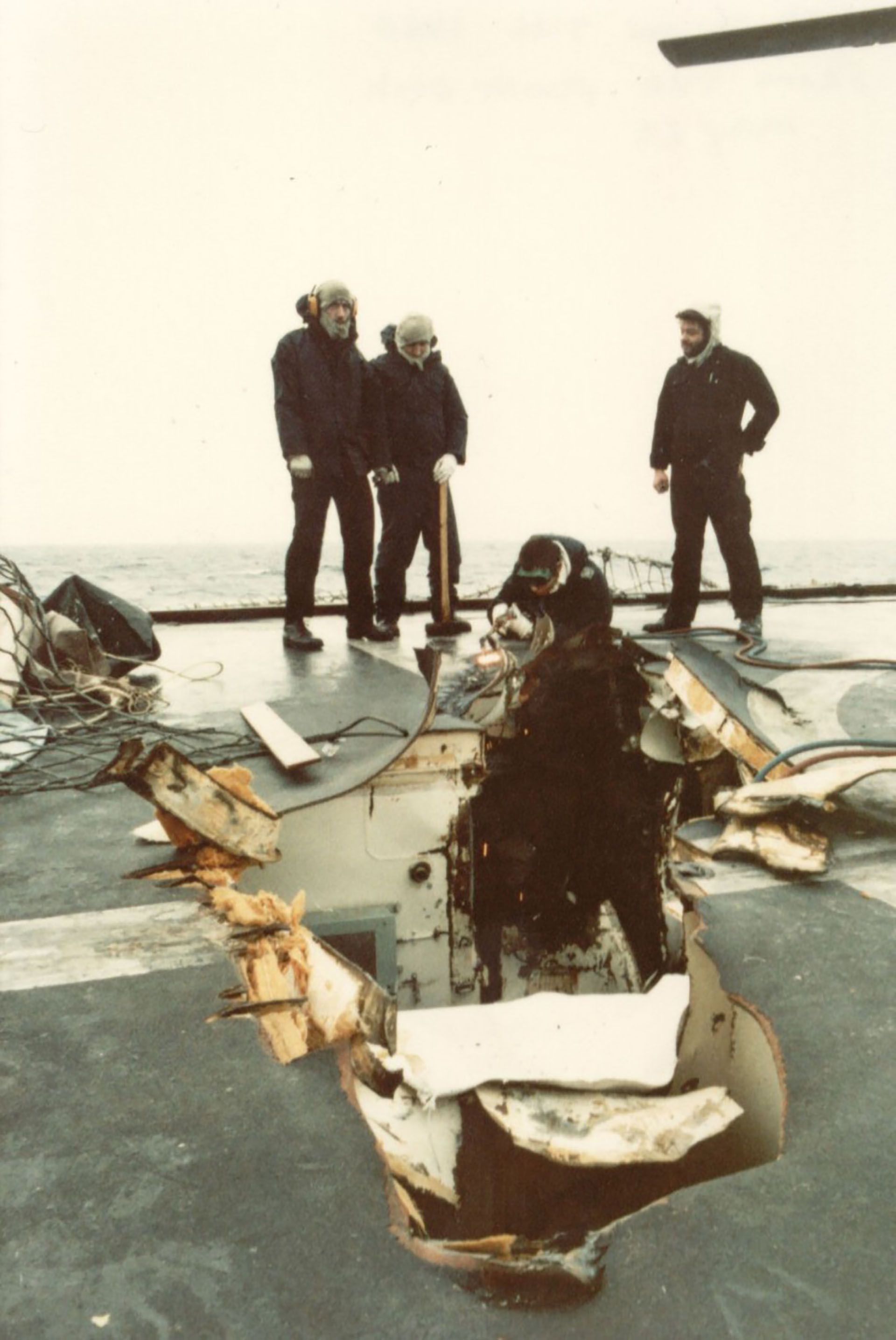 El helipuerto en popa por donde salió la bomba de 1000 libras que luego continuó su trayecto hacia el mar sin detonarse.