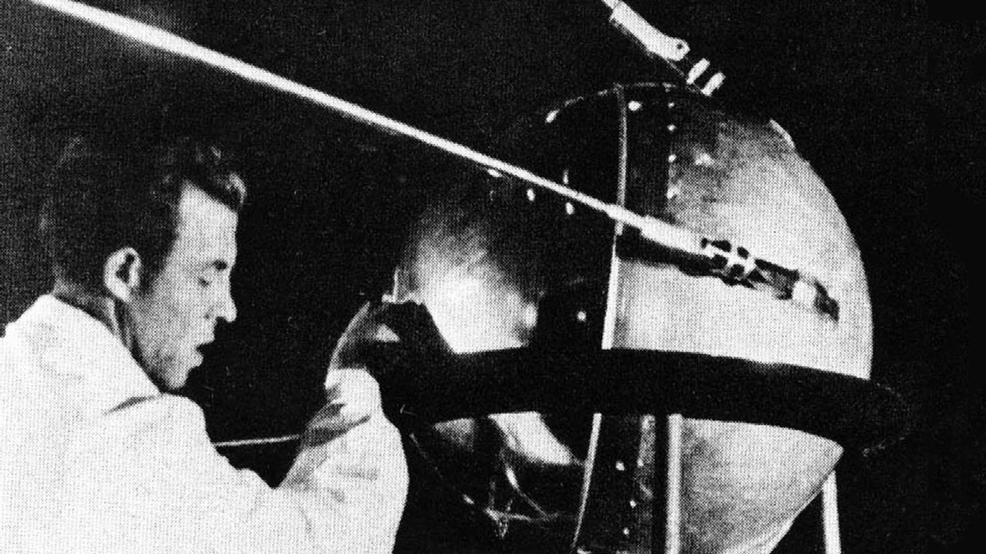 Imagen de un científico soviético trabajando en el satélite Sputnik 1 que fue lanzado en órbita en 1957.