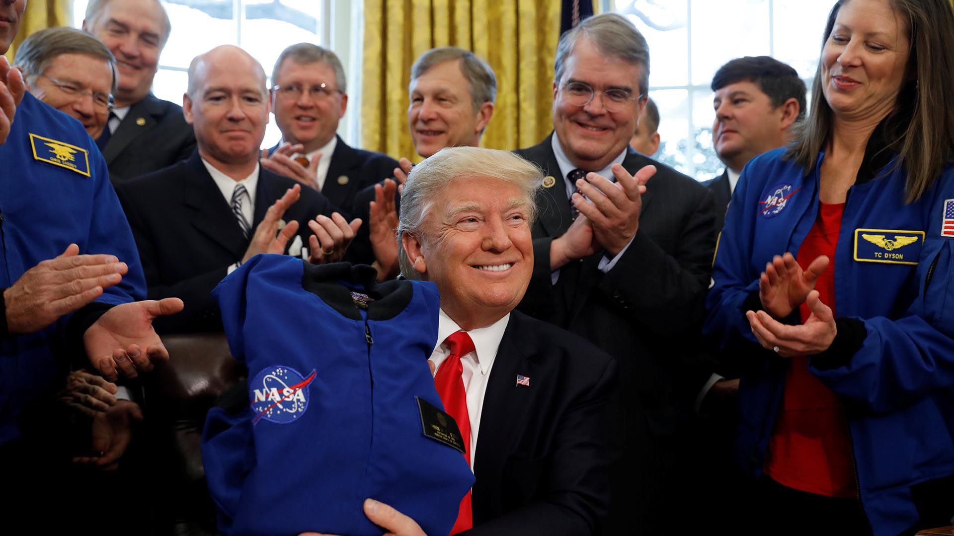 Trump se reúne con ingenieros de la NASA. (Reuters)