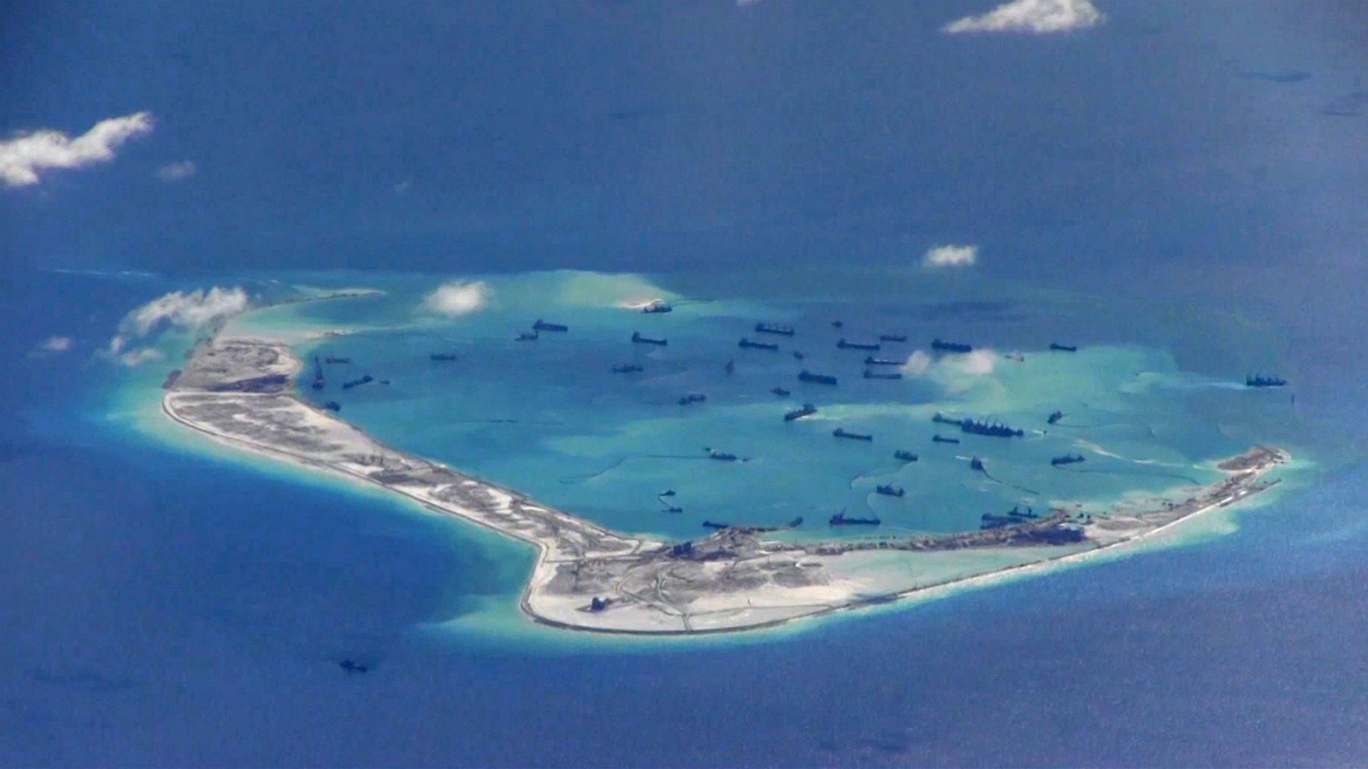Movimientos de naves chinas cerca de las Spratly Islands en el Mar Chino Meridional en una foto de archivo de la Marina estadounidense del 21 mayo de 2015 (Reuters)