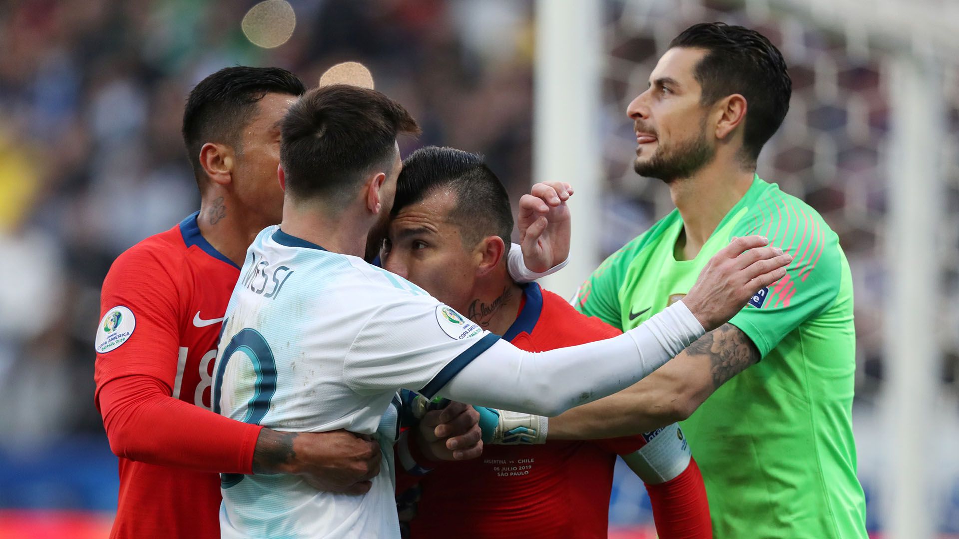 Medel le tira un cabezazo a Messi mientras dos compañeros intentan retenerlo (REUTERS/Amanda Perobelli)