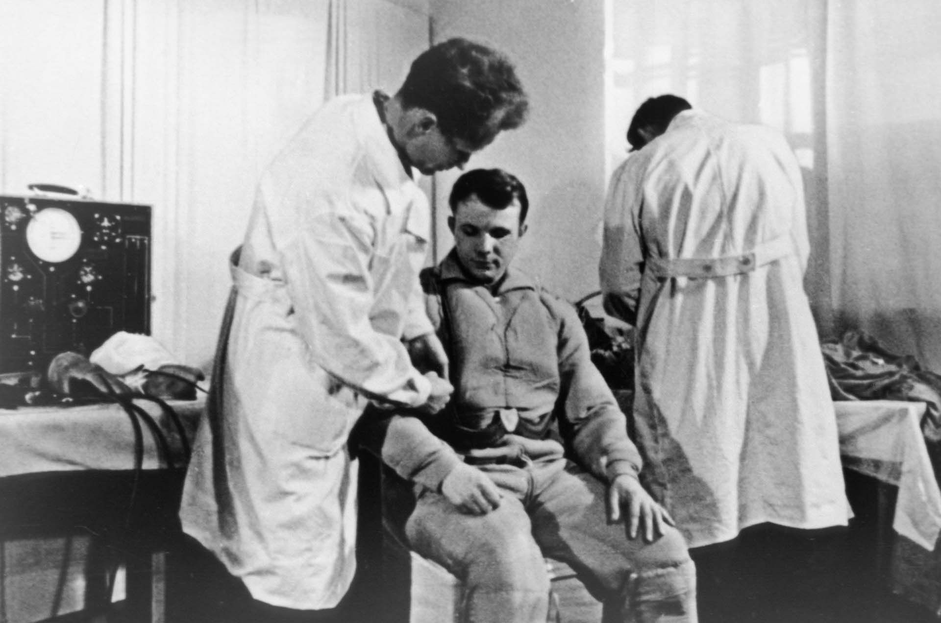 Gagarin, en un exámen médico previo a su viaje al espacio de 1961 (1961). (Shutterstock)