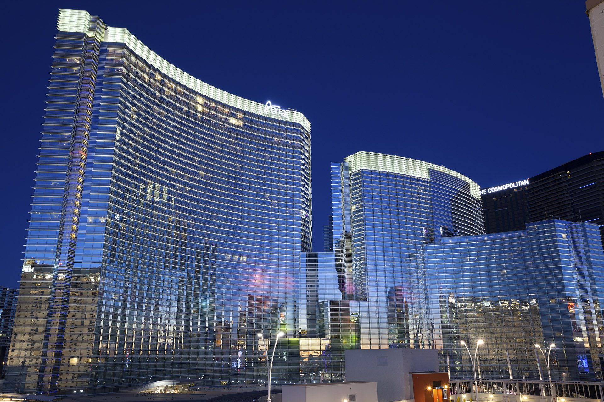 En Las Vegas, Estados Unidos, César Pelli diseñó un proyecto llamado Aria Resort & Casino con un total de 961 100 m2, con 4.000 habitaciones, área de casino, un centro de convenciones de 3 pisos, oficinas, dos estacionamientos y otro subterráneo debajo del casino.