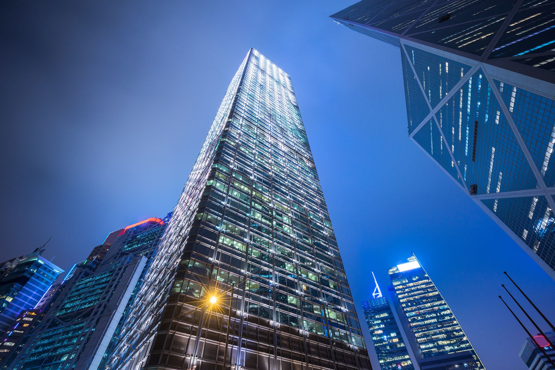 En Hong Kong, China creó Cheung Kong Center, el rascacielos de 62 pisos y 283 metros que fue terminado en 1999 donde antes estaba construido el hotel Hilton de la ciudad. Cuenta con un área de 117.100 m2 y pertenece a la Cheung Kong Holdings donde en el último piso vive su presidente