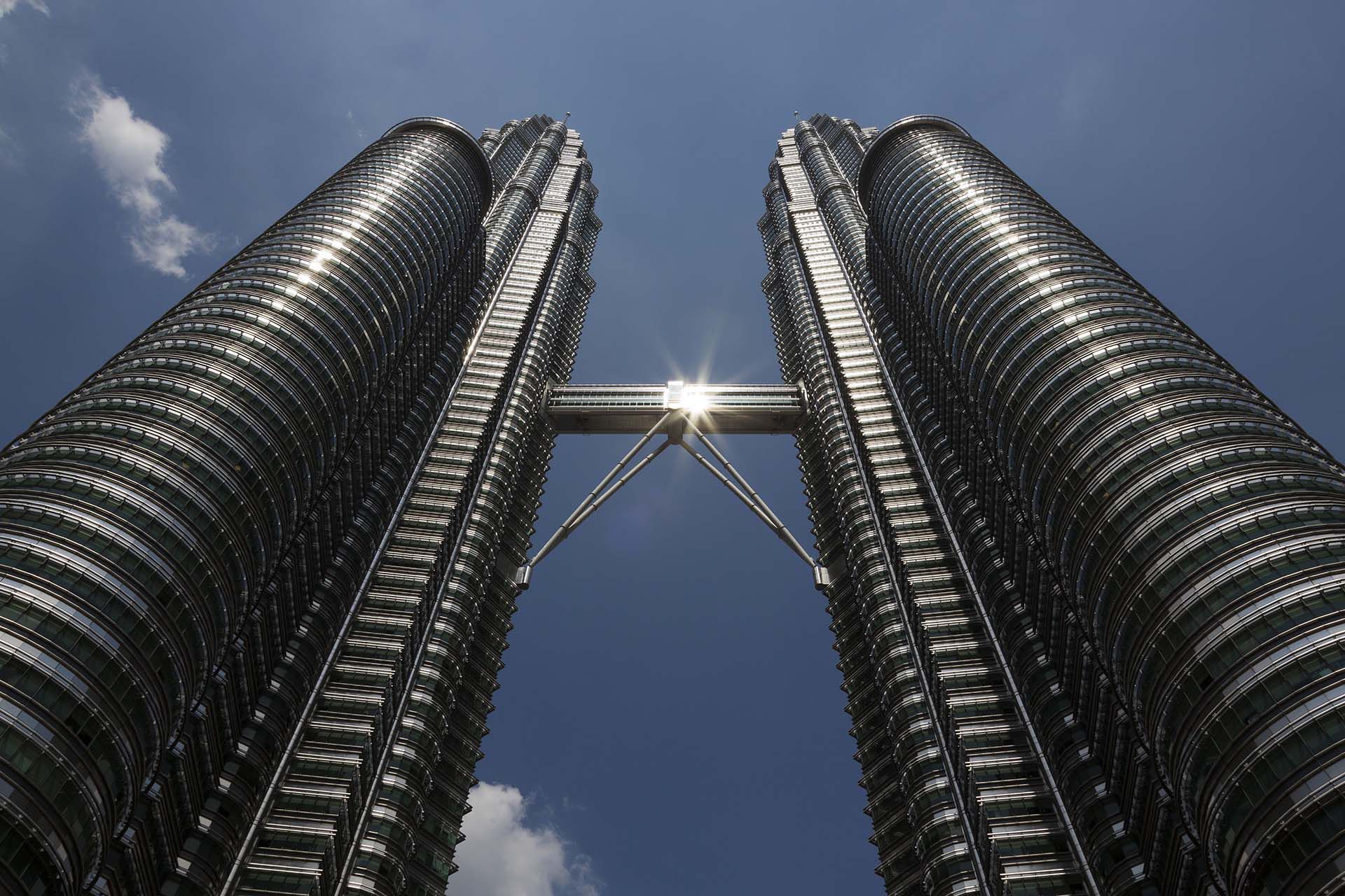 Otra vista precisa de las Petronas en Kuala Lumpur que muestra la dimensión y solidez de una gran obra, considerada disruptiva en el mundo de la arquitectura (Shutterstock)