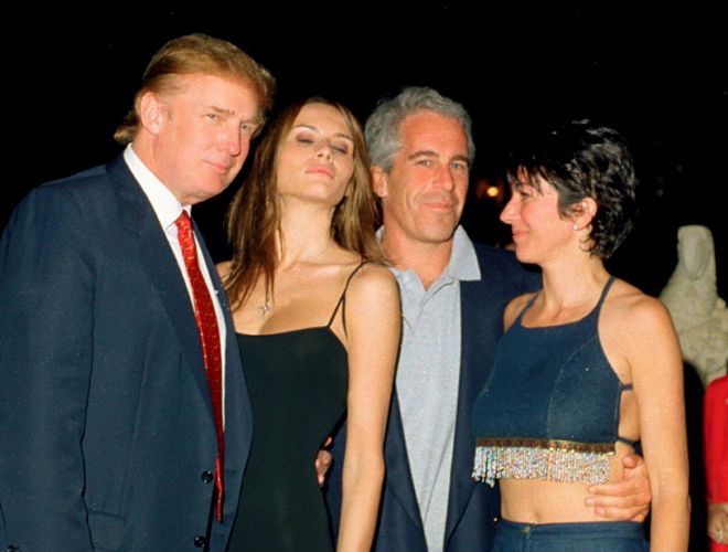 Epstein junto a Donald y Melania Trump, y Ghislaine Maxwell en en el club Mar-a-Lago.