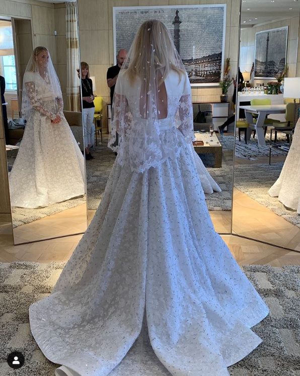 La actriz portó un exclusivo vestido de novia de la forma Louis Vuitton (Foto: Instagram – Nicolas Ghesquiere)