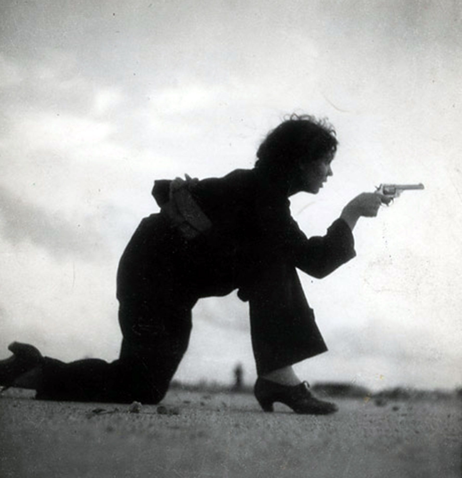Entrenamiento de una miliciana republicana fotografiado por Gerda Taro durante la Guerra Civil Española