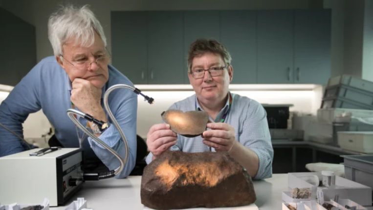 Los expertos creen que la roca podría proceder del cinturón de asteroides entre Marte y Júpiter. Su superficie esculpida y sin hoyuelos es característica de los meteoritos, que se funden en el exterior y  al atravesar la atmósfera esta los esculpe (Foto: The Sydney Morning Herald/Sim Schluter)
