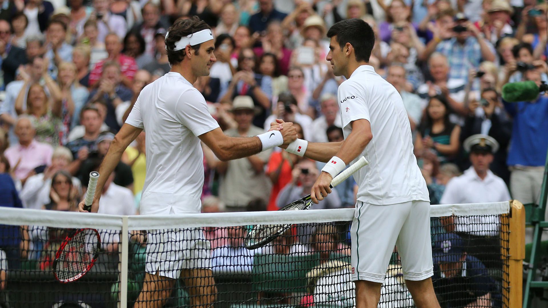 Novak Djokovic le da la mano a Roger Federer después de ganar la final de Wimbledon 2015 (Foto: by BPI/Shutterstock)